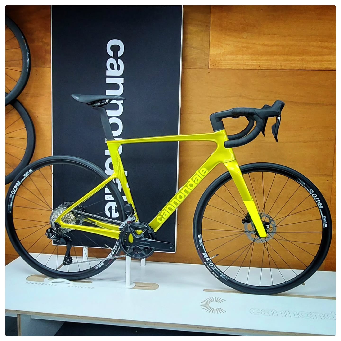 Cannondale Super Six Evo...Looking mean in green.
_
_
_
_
_
_
_
#cannondalebikes #brandnew #instabike #ballaratcycling #cyclecitymate #roadbikedaily #racinggreen #flurofriday