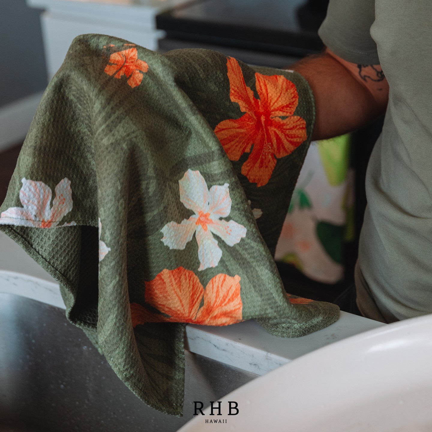 Experience the benefit of our quick-dry waffle material tea towel. Allowing you to enjoy a fresh, dry towel in a fraction of the time compared to traditional cotton towels.
#dries3xfaster #rhbhawaiiteatowel #teatowel #kitchenmusthaves #quickdrying #superabsorbant