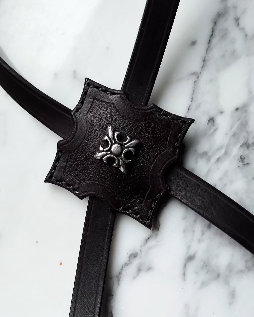 Gekruiste frontriem gemaakt van 100% natuurlijk gelooid leder. Zwart geverfd en afgewerkt met een zilveren ornament.
Eenvoudig en elegant! ✨
-VERKOCHT-
X-browband 100% vegan tanned leather painted black, with a subtle silver ornament ✨
Simple yet elegant!
-SOLD-
#leathercraft #leatherwork #handmade #horsetack #design #xbrowband #atelierbyerica