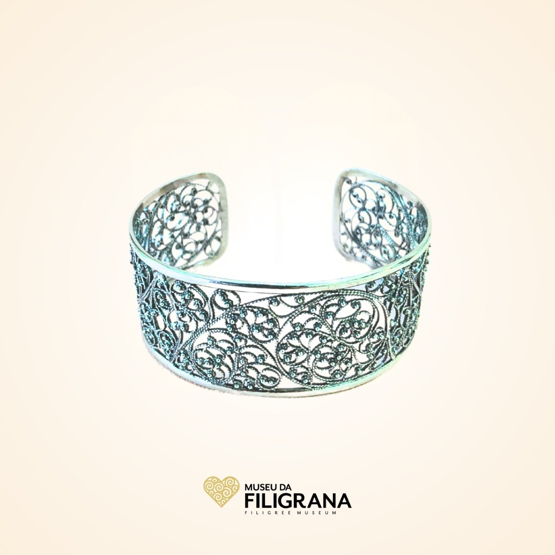 Anselmo 1910 apresenta na loja do Museu da Filigrana a pulseira de filigrana em prata.
Presenting at The Filigree Museum the sterling silver filigree bracelet.
#pulseira #filigrana #prata #joalharia #bracelet #filigree #silver #jewelry #handmade #portugal
