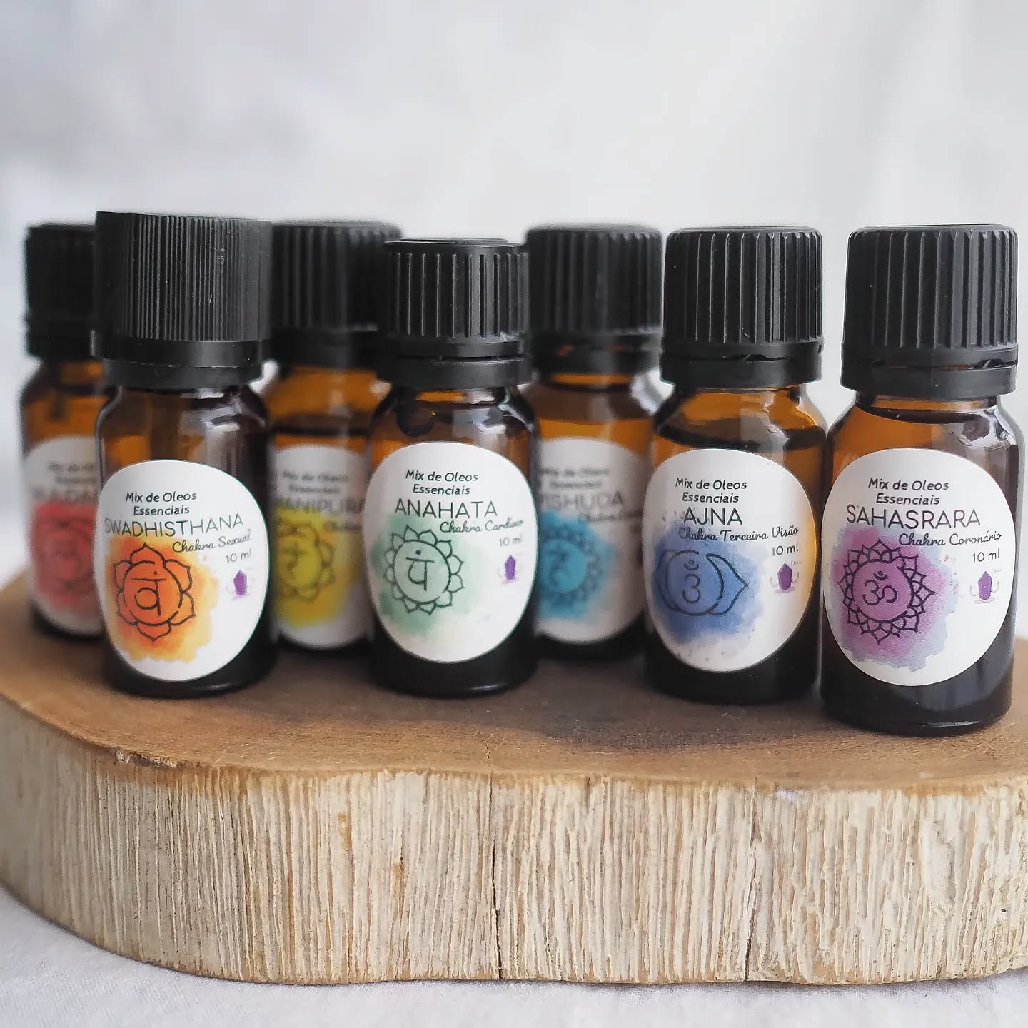 Chakras 🙏 Manter os chakras em equilíbrio é essencial para manter a nossa energia harmonizada 🙏
É através dos chakras que podemos tratar desequilíbrios, doenças e situações físicas, emocionais, psicológicas e espirituais 🤍💜💙💚💛🧡❤️
Na Jami ajudamos-te a cuidar da tua energia 🙏
Para os chakras temos várias ferramentas que te podem ajudar. Há 2 que são as nossas favoritas 😍✨
🌸 Oleos essenciais!
Temos 7 sinergias diferentes, uma para cada chakra. Podes usar num difusor eletrico ou com vela simplesmente todo o ambiente se torna num ambiente de equilíbrio. Tambem criar um óleo de massagem, diluindo 40 gotas em 100ml de oleo vegetal, como o de amendoas doces
💎Cristais 😍
Claro! Podemos usar diversos cristais para equilibrar os nossos chakras, elegemos 7 que se tornam indispensáveis para o equilibrio de cada um dos nossos centros energéticos e formámos um kit, uma Magic Box ✨ que mantém a tua energia equilibrada
Por falar em Magic Box ✨ temos ainda uma para cada um dos chakras, combinando uma sinergia e 2 cristais dedicados ao equilíbrio de cada um para que possas trabalhar em ti, os chakras que mais desequilibram ou mais precisam de expansão 😍
Ah e não podiam faltar as pulseiras ✨☺️ para quem gosta de coisas práticas, nada melhor que ter os cristais "à mão" e andar em constante equilíbrio 🙏
Qual a tua ferramenta favorita? ❤️
Todas estas estão disponíveis na tua loja favorita 💜 visita www.jami.pt
#quartz
#crystals
#crystalhealing
#healingcrystals
#cristais
#curacomcristais
#reiki
#lojadecristais
#crystalshop
#crystallovers
#crystaloftheday
#goodvibes
#geology
#heal
#naturaltherapies
#autoconhecimento
#natural
#mineral
#meditar
#meditation
#pazinterior
#bemestar
#cura
#terapiasalternativas
#terapeuta
#holistic
#lifestyle
#holistichealing