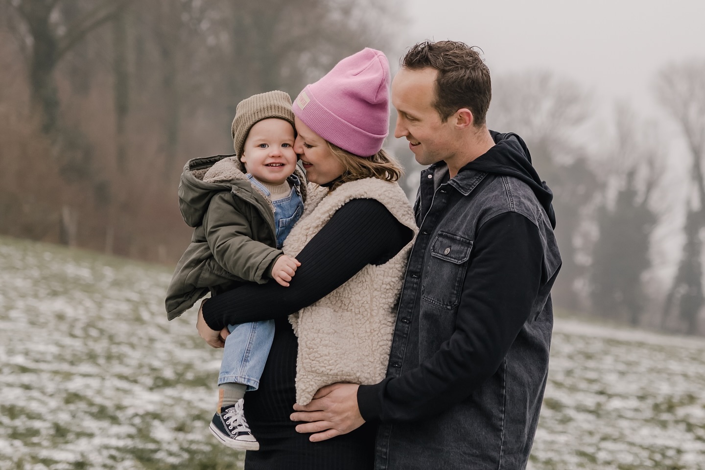 STOP DE TIJD // โ๏ธ
Jouw zwangerschap duurt maar 9 maanden. Jouw kleintje blijft niet voor eeuwig klein. Jouw trouwdag duurt maar 1 dag (okรฉ soms ook wel meerdere dagen) maar ๐ต๐ฉ๐ฆ ๐ฑ๐ฐ๐ช๐ฏ๐ต ๐ช๐ด: tijd verstrijkt, maar fotoโs laten je deze momenten voor altijd opnieuw beleven.
Behoefte om de tijd even stil te zetten? Laten we dan samen mooie en pure herinneringen maken. Ik leg ze met liefde voor je vast ๐ธ zodat jij een tastbare herinnering hebt ๐๐ผ๐ผ๐ฟ ๐ฎ๐น๐๐ถ๐ท๐ฑ
.
.
.
#herinneringvooraltijd #lifestylefotografie #lifestylefotograaf #zwangerschapsshoot #familieshoot #gezinsshoot #fotograafzuidlimburg #fotograaflimburg #herinnering #fotoshoot #lifestylephotography #familyshoot