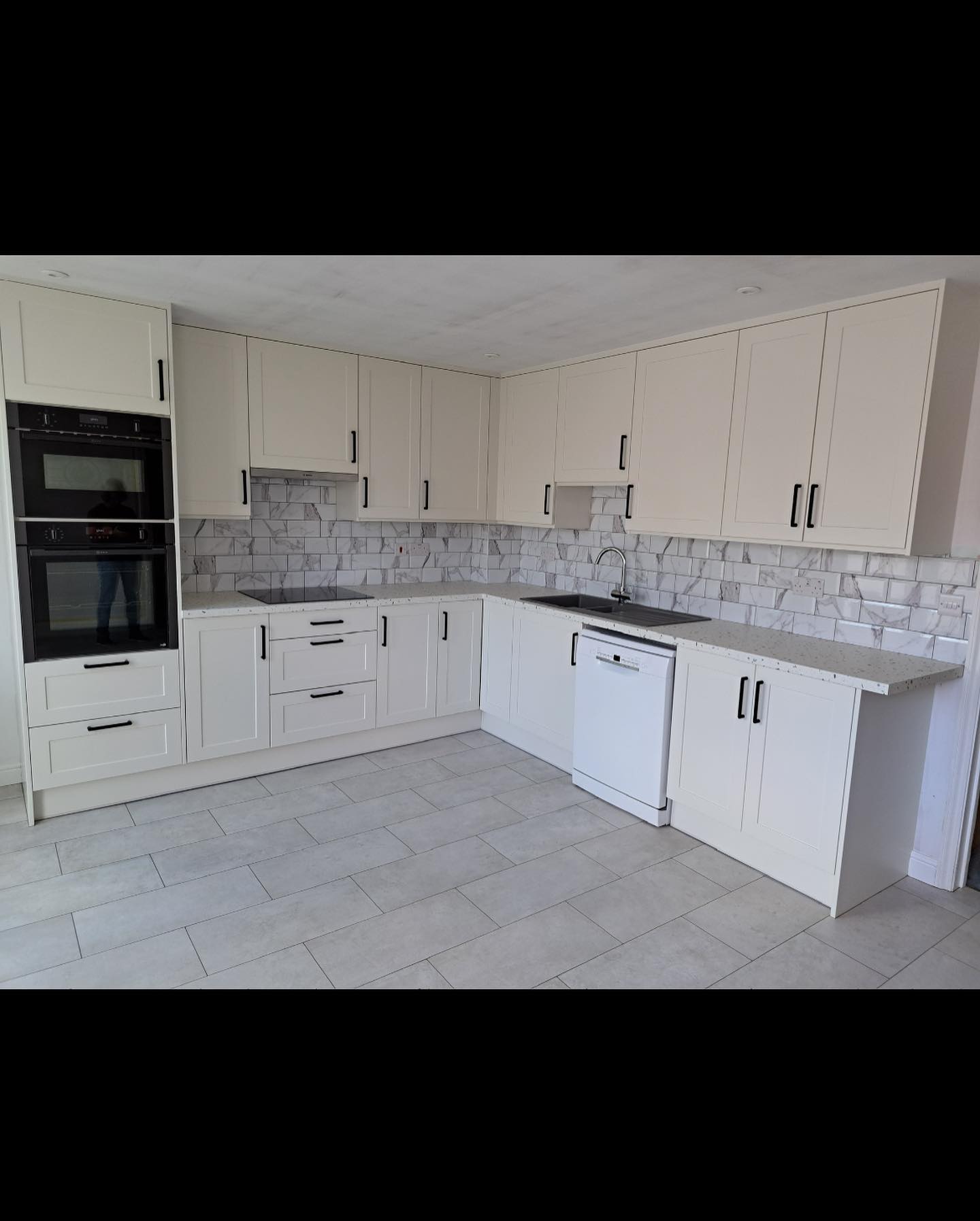 Clifton Porcelain kitchen completed.
Not the easiest project this one, as DIY Dave had previously been in and F**ked everything up.
Re wired ☑️
New ceiling ☑️
Radiator moved and push fit flexi hoses removed from upstairs rads ☑️
Re plastered ☑️
New kitchen ☑️
Wall & floor tiling ☑️
Pendant light installed over dining room table 🫣🥴
#kitchen #kitchenrenovation #kitchenremodel #designsupplyinstall #shaker #ashwoodkitchens