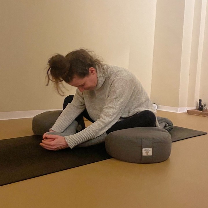 #butterflypose
Dit is voor mij de ultieme yin yogapose. Een gesloten houding, waardoor het vaak makkelijker is om de aandacht naar binnen te brengen. En de compressie/stretchgebieden zijn heupen en onderrug. Veel yin yogaposes hebben de focus op die gebieden. Vanuit de theorie dat daar in het lichaam ook de meeste blokkades zitten.
Bij mijzelf was dat ook lang het geval. Ik heb jaren met onderrugklachten rondgelopen. Zo af en toe ging ik eens flink door mijn rug. Dan kon ik alleen maar staan of liggen. Ik beschouwde dat als de normaalste zaak van de wereld. Het hoorde er ‘gewoon’ bij. Toen totaal onwetend dat daar een load aan vastgezette emoties zat. Of eigenlijk zat de oorsprong van die pijn vooral in mijn buik en heupen.
Niet zo gek, want het energiepunt dat daar zit staat o.a. voor basisveiligheid. Iets wat destijds in mezelf ver te zoeken was. Al had ik geen flauw benul. Ik wist niet eens hoe onveiligheid en angst aanvoelde. Dat had ik allemaal weg-gedissocieerd en in mijn lichaam verstopt.
Ondertussen, na jaren van heling, weet ik wel hoe dat aanvoelt. En hoe. Zelden heb ik meer last van mijn onderrug.
‘In deze houding beginnen mijn benen te trillen,’ zei iemand onlangs in de yogales. En ik hoor het vaker. Juist doordat we bij yin yoga de spieren ontspannen, daarmee de controle in het lichaam loslaten, kan trillen ontstaan. De ultieme release wat mij betreft. Al vinden mensen het in de les meestal niet zo comfortabel.
#yinyogapose #yinyoga #basischakra #lichaamswerk #stressrelief #yin #lichaamsgerichtetherapie #butterfly #yoga