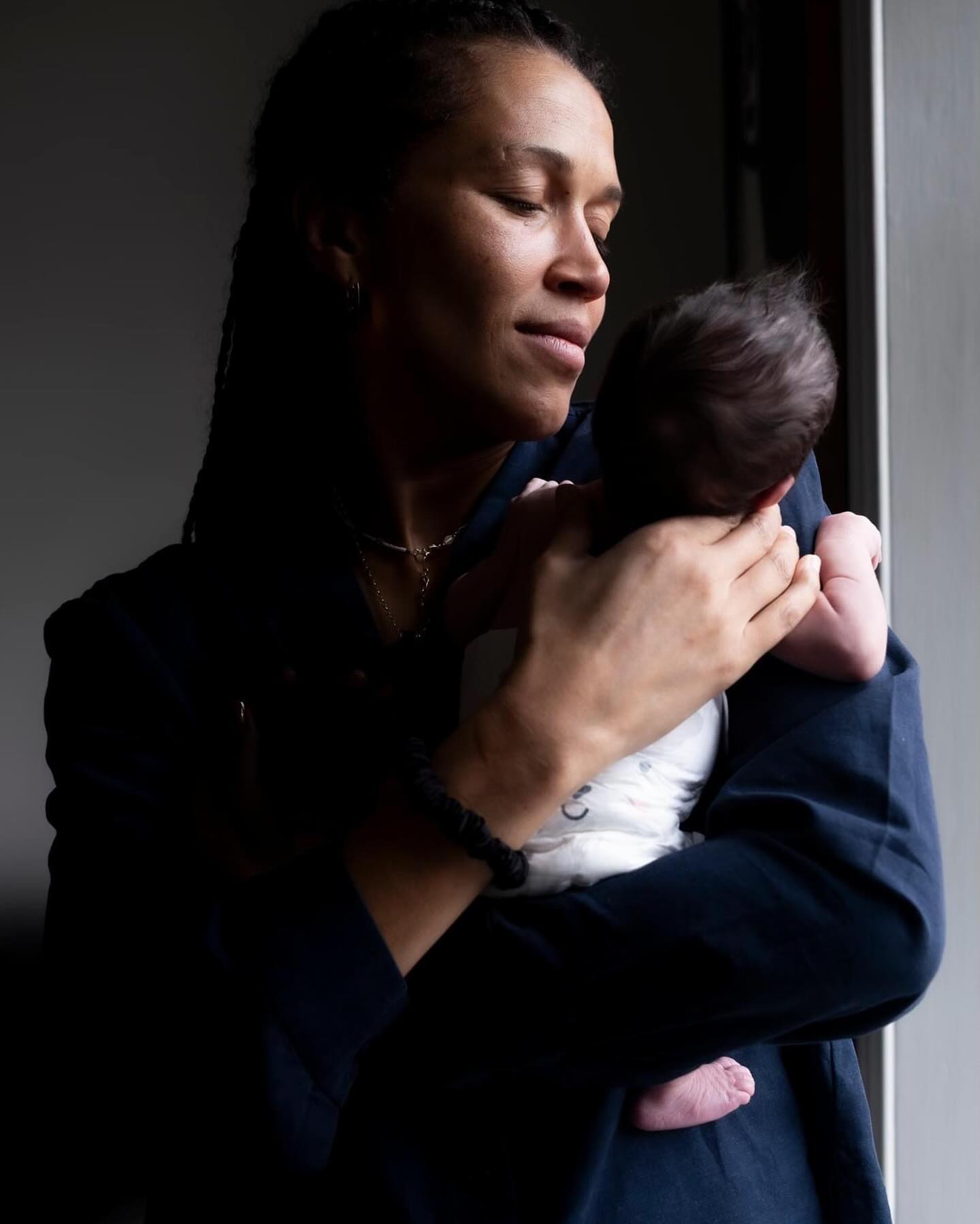 Beautiful Lizzie and 2 week old Rudy ♥️ @lizzie0k
.
#newbornphotography
#naturalnewbornphotography
#familyphotography
#naturalfamilyphotography