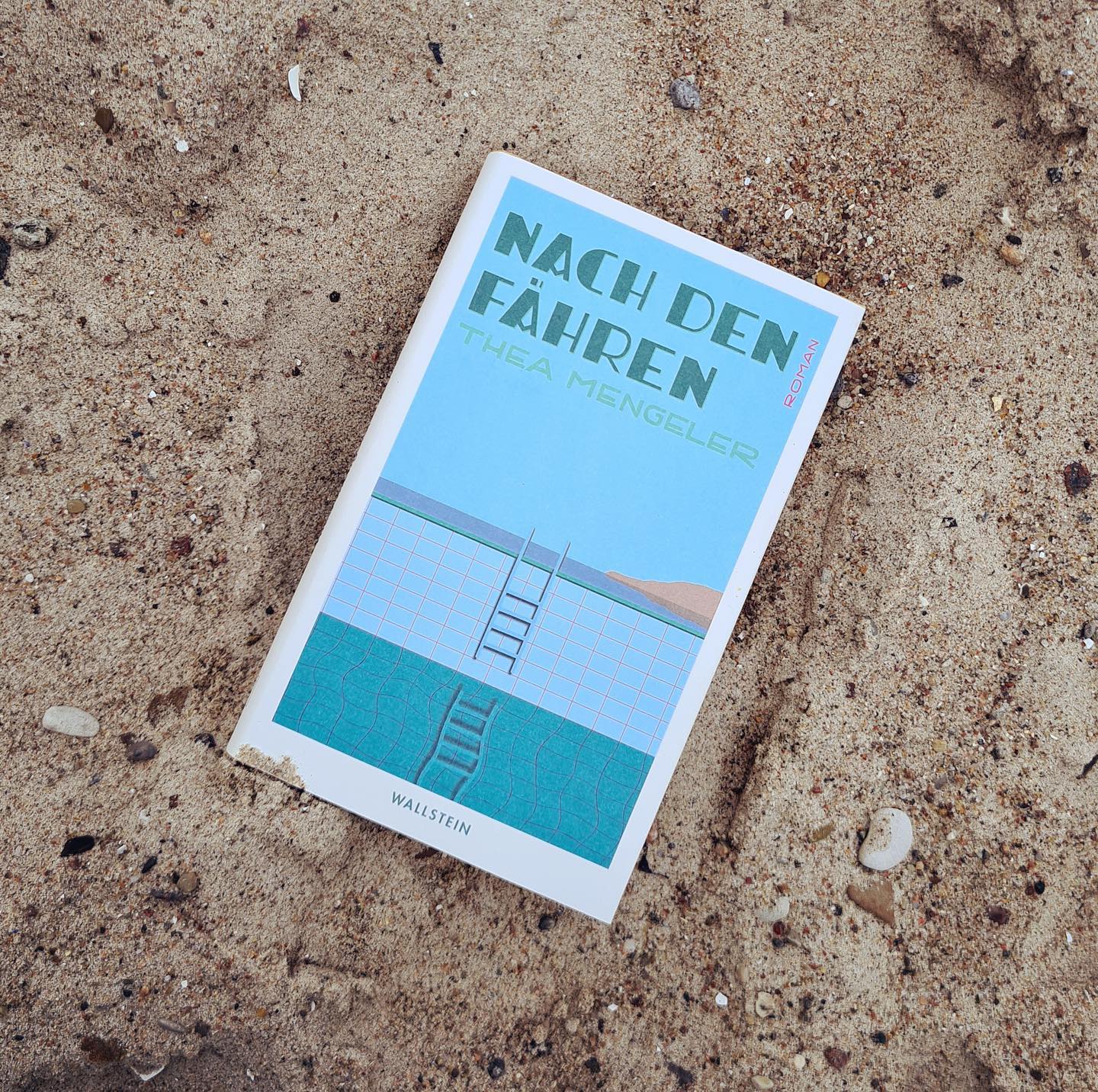 Es ist soweit: Heute erscheint "Nach den Fähren"
Danke @wallsteinverlag dafür, dass ihr an das Manuskript geglaubt habt und dafür, dass die Zusammenarbeit mit euch so viel Spaß macht!
(1) Danke Melanie Drechsler (@melanie.drechsler) für die Unterstützung dabei, für den Text das richtige Cover zu finden.
(2) Danke Andreas Unterweger (@andreas.unterweger) für deinen lieben Blurb.
(3) Danke Caroline Drechsel (@carosschnaepslibude) für das wunderbare Autorinnenfoto.
(4) Danke Katrin Köhler (@wimpernradio) für einen deiner großartigen Sätze.
Und danke an alle, die das Buch schon gelesen haben und noch lesen werden!