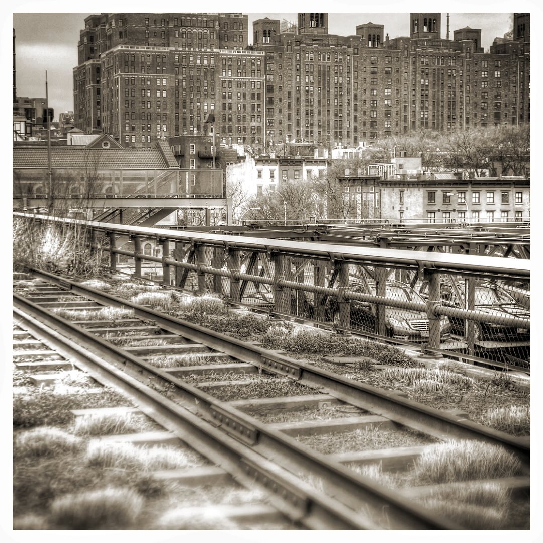 Dziedzictwo może być źródłem miejskiej zieleni!
Mamy tego dobry przykład w Nowym Yorku. Projekt High Line proponuje rozwiązanie, gdzie dawna naziemna linia kolejowa została przekształcona w park.
Podobny pomysł, choć w nieco innym kontekście zrealizowano w mieście Valletta. Tam, w ramach projektu rewitalizacji zabytkowego budynku, uwzględniono projekt zagospodarowania dachu na zieloną użytkową przestrzeń.
Co sądzicie o tych projektach? Wyobrażacie sobie podobne realizacje w swojej okolicy?
*
*
*
#zabytek #heritage #architecture #innovation #community #nature #fundacja8marca #f8m #innovationmanor