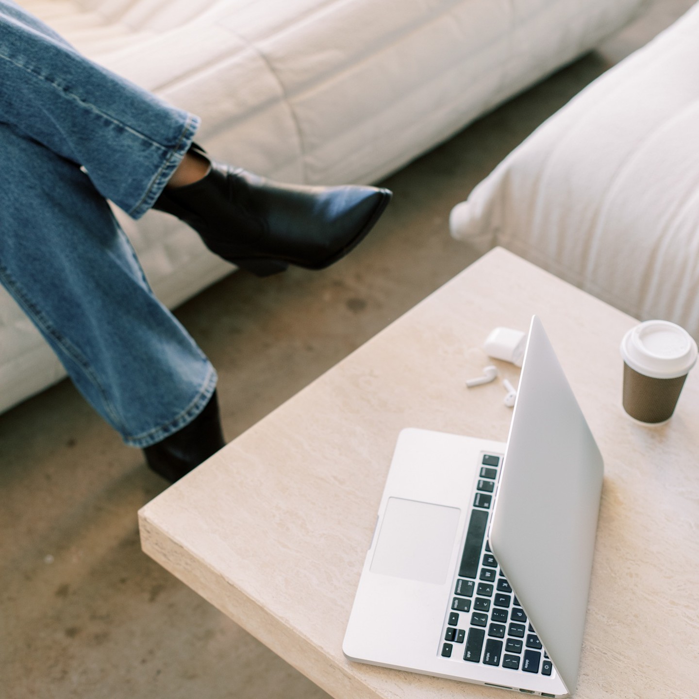 Prissätt dig rätt 👑
Häromdagen var jag på ett event där fokus var på lönsamt och hållbart företagande i svåra tider.
Och för många är det nu svåra tider.
Men jag ser att coachingbranschen växer så det knakar och många av mina kunder har det inte svårt - de kommer till mig för att växa ännu mer, ta högre betalt.
Men just det här med prissättning är en svår del för många.
Vart ska jag ligga i förhållande till mina konkurrenter var något de lyfte på eventet.
Men är det helt rätt väg att gå?
Vad har dina konkurrenter med ditt pris att göra?
Vi kommer alla med olika bakgrund, erfarenhet, kunskap osv.
Det som är en stor summa för någon är en liten för en annan.
Så jag tror inte att man ska utgå från sina konkurrenter, jag tror på att man ska utgå från sig själv och sitt företag.
Ens förutsättningar och ens målgrupp.
Jag är inte billigast på det jag gör, men jag är heller inte dyrast, långt i från.
Och det kommer alltid att finnas någon som är billigare och dyrare än mig.
Så jag har landat i det som känns bra för mig.
Hur tänker du kring prissättning? 😊
#företagare #egenföretagare #egetföretagande #egenföretagande #drivaget #entreprenör #entreprenörskap #coach #businesscoach #föreläsare #kvinnligtföretagande #kvinnligföretagare #kvinnligentreprenör #prissättning #företagande #företagsutveckling