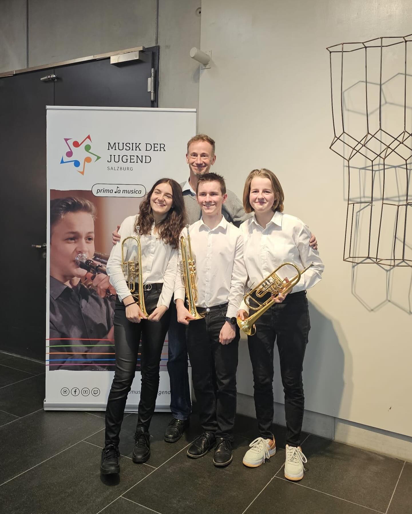 Hut ab an unsere beiden Jungmusikerinnen! 👏🏼🎶 Sophia & Emma haben bei Prima la musica ihr musikalisches Können unter Beweis gestellt & den 🥇 1. Platz 🥇 erreicht! 🥳👏🏼 Heißt für die beiden: Ab zum Bundeswettbewerb nach Brixen - wir drücken euch natürlich ganz fest die Daumen 🙌🏼🍀 Einen kleinen Ausschnitt von ihrem Auftritt gibt's natürlich auch 😉
Liebe Emma, liebe Sophia, HERZLICHEN GLÜCKWUNSCH zu eurer grandiosen Leistung! 🎉 Ihr könnt richtig stolz auf euch sein. 🎶🎺
#bmk #bauernmusi #jungmusiker #primalamusica #gratulation #esissoschöneinmusikantzusein