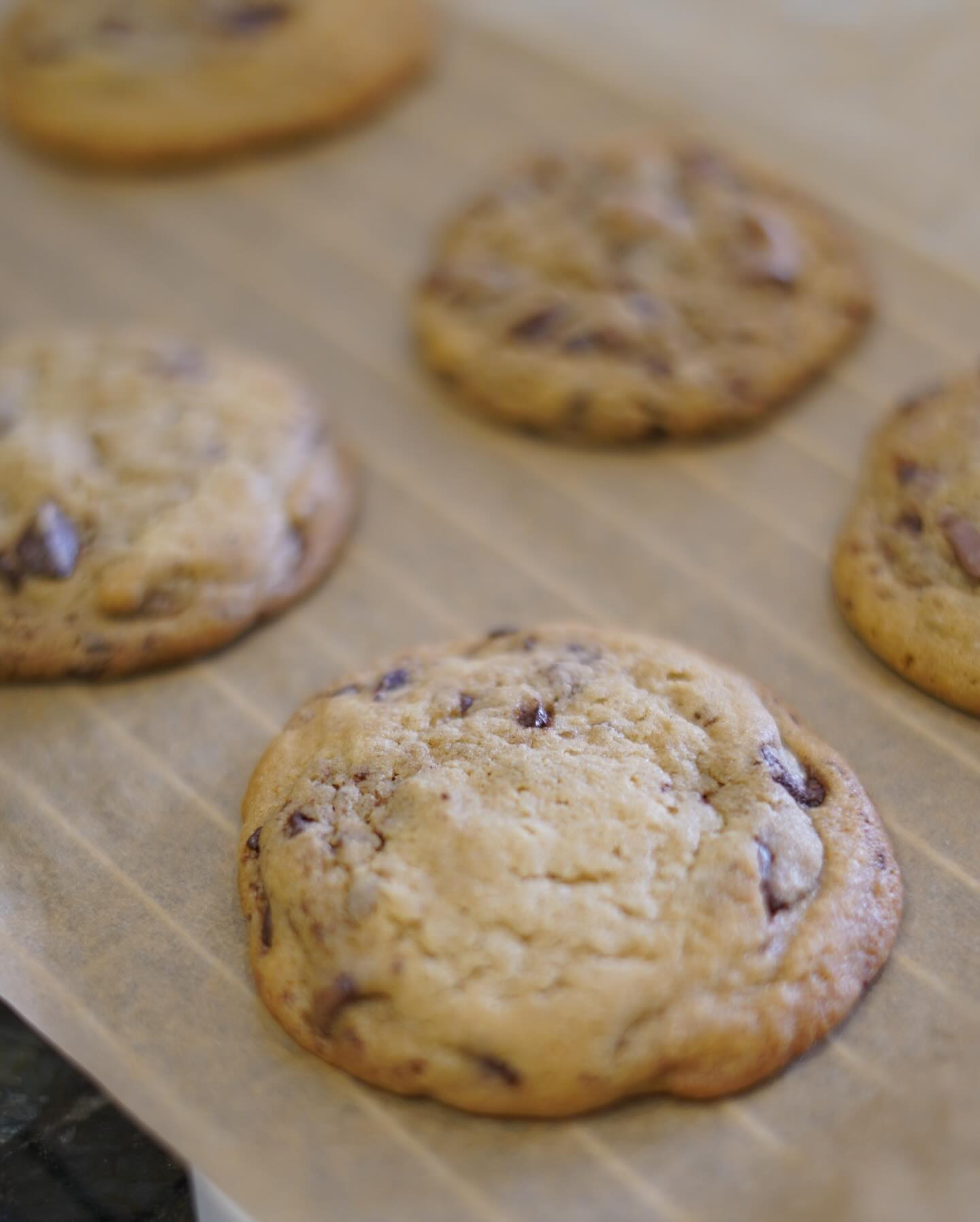 Time to share some recipes on this account! 🤌👩🍳These chocolate chip cookies are one of my go to baked treats. They are great to bring to parties and perfect for any gathering.
Check out the link in my bio for the full recipe!!!