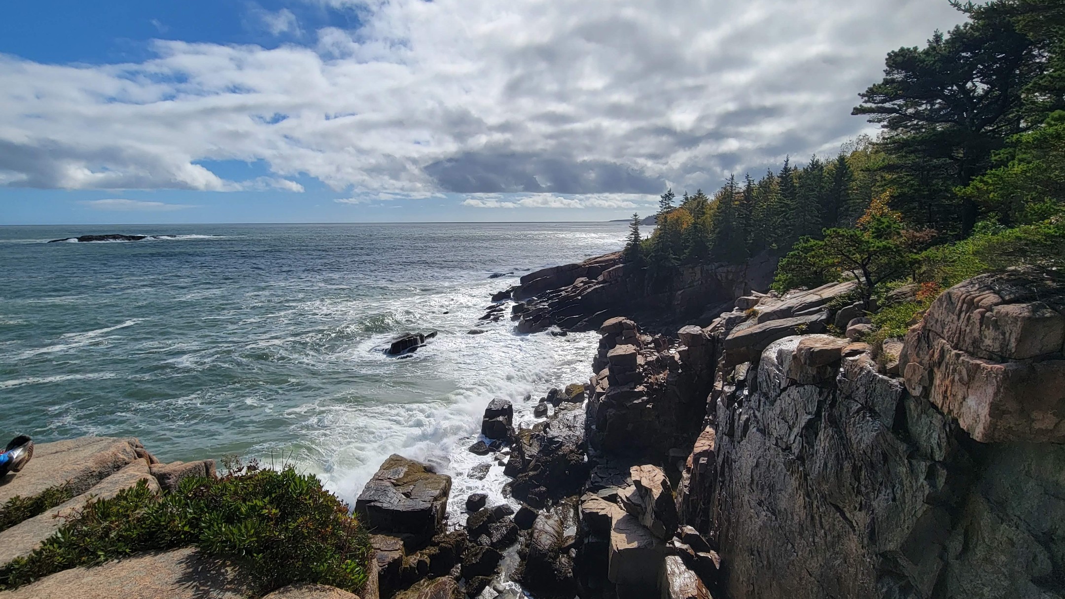 Acadia National Park - the perfect destination for spectacular coastal views and exhilarating hikes. If you're short on time, check our the newest blog post for the perfect long weekend itinerary!
.
.
.
.
.
#twogirlsgetaway #travel #travelblogger #travelphotography #glt #gltlove #dametraveler #girlswhotravel #sheisnotlost #travelgirl #travelfeature #maine #acadia #nationalparks #wonderful_places #wearetravelgirls #iamtb #hiking