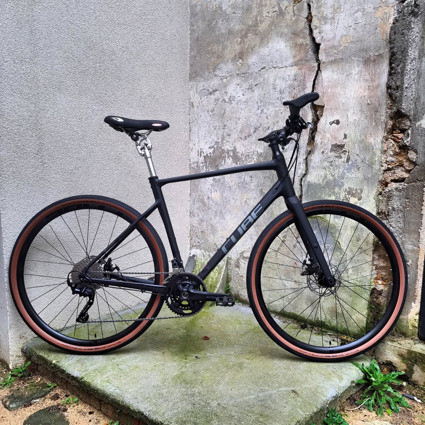 Éric voulait un vélo nerveux, polyvalent mais aussi et surtout confortable 🚴🏼♀️
Voici donc le montage personnalisé réalisé ✨️
Vélo d'origine :
- Cube Nuroad Pro (gravel polyvalent bien équipé)
Périphériques modifiés pour améliorier le confort général :
- Tige de selle supendue à parallélogramme SP12 NCX de chez @srsuntour_inc
- Guidon plat, poignées ergonomiques et potence réglable de chez @pro_bikegear
- Permutation des levier de derailleurs et de freins type route (Tiagra) vers des manettes à gachettes et des leviers de freins type VTT (Tiagra toujours) @shimanofrance
#gravelbike #newbikeday #cubenuroad #frenchgravel #bikebuild #custombike #pourmonvelo #verriereslebuisson