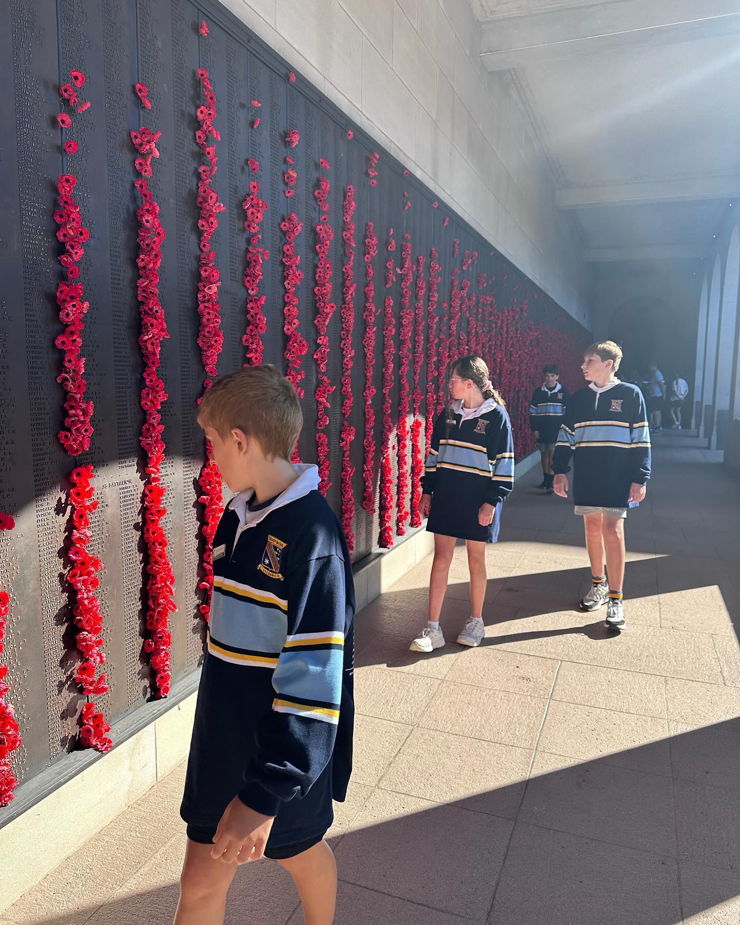 Last week, our Year 6 students undertook a memorable five-day tour to Canberra, immersing themselves in our nation’s politics, civics, government and sporting history. They participated in a poignant wreath-laying ceremony at the War Memorial and engaged in enlightening discussions at Parliament House. Their journey took them to iconic landmarks, including the National Gallery, the National Electoral Education Centre and the Museum of Australian Democracy. They also explored our nation’s rich history during a walk up ANZAC Drive and a visit to the National Capital Exhibition.
