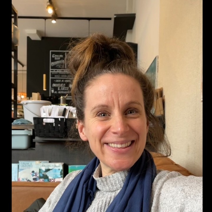 Een frons tussen de wenkbrauwen betekent veel in het hoofd geleefd. En waarover de mind teveel nadenkt, heeft het lichaam heling nodig.
Tot zo’n twee jaar na mijn vaders dood zat hij constant in mijn gedachten. Van het eerste moment van wakker worden tot slapen. Als ik al sliep. En in mijn dromen kwam hij ook gewoon voorbij. Dat waren geen leuke dromen. Meestal in de trant van dat hij opeens weg was zonder iets te zeggen. Of dat hij er wel was, maar niet naar mij wilde luisteren.
Ik leek wel bezeten door mijn gedachten. En door veel te lezen over zelfmoord, rouw, psychische ziekten en mijn vaders dagboeken uit te pluizen maakte ik het alleen maar erger.
Ik hoorde laatst iemand zeggen dat denken de grootste verslaving van de mens is. Ik geloof dat wel.
Pas toen ik de pijn van verlating kon toelaten verdween mijn vader uit mijn gedachten. Naast overmatig denken had ik die pijn ook afgedekt met gemis/liefde voor hem, schuldgevoel en leegte. Boosheid en kritiek zijn ook uitstekende verhullers. Voor mij persoonlijk niet, maar als ik zo om me heen kijk voor velen wel.
Heling gebeurt altijd in het lichaam, nooit in het hoofd. Ik denk zelfs dat cognitieve therapieën – hoe goed ook bedoelt - je vaak verder van de pijn verwijderd laten raken. Terwijl als je heelt vanuit het lichaam, dan ontstaat er vanzelf helderheid en ruimte in het hoofd.
#lichaamsgerichtetherapie #lichaamsbewustzijn #rouwverwerking #heling #lichaamswerk #rouwnazelfdoding #yoga