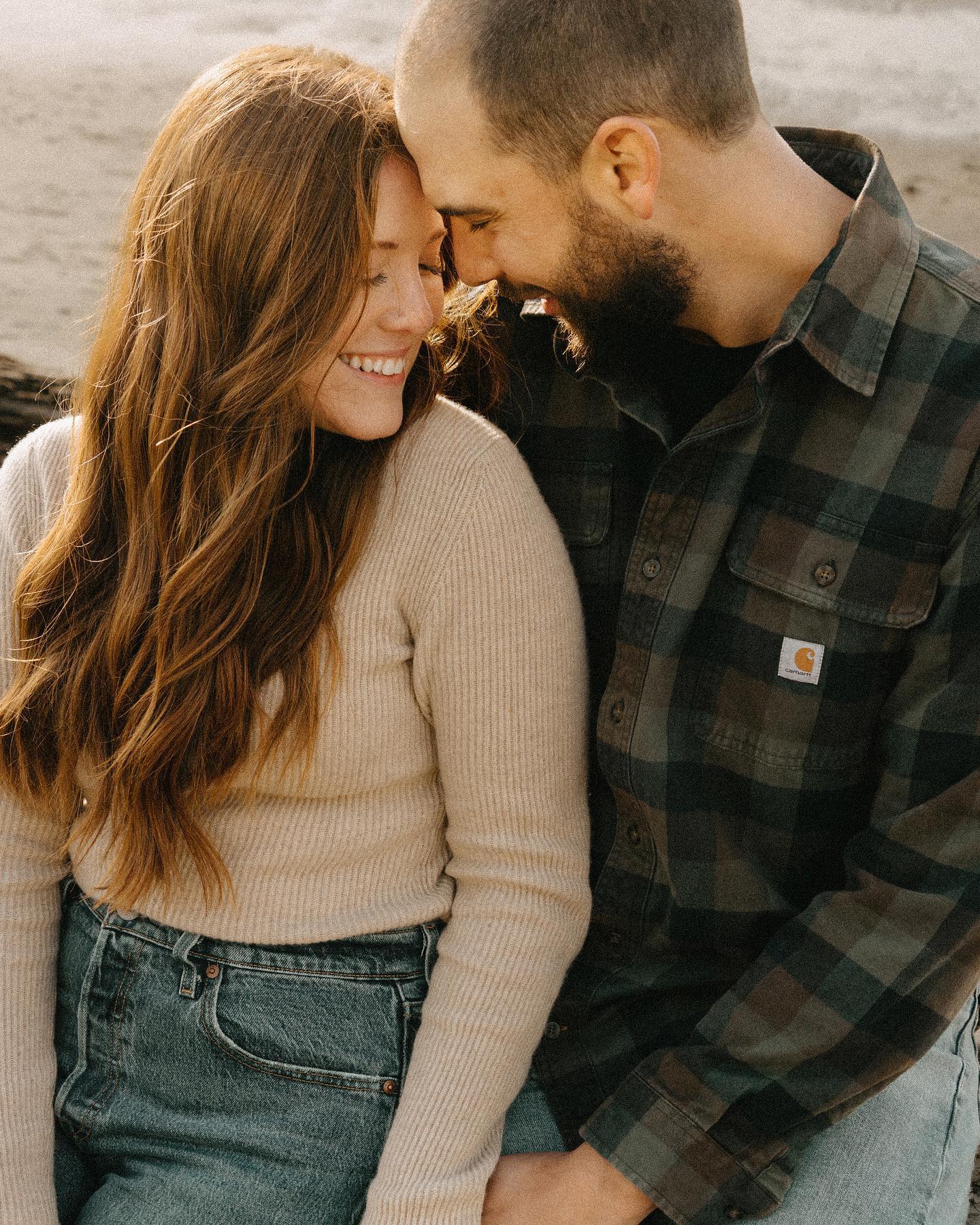 Capturing windy moments of love and laughter by the sea is my favorite thing EVER!! 🌊🤍📸
#engagement #engagementphotos #fiance #oregoncoast #love #oregonphotographer #grainisgood