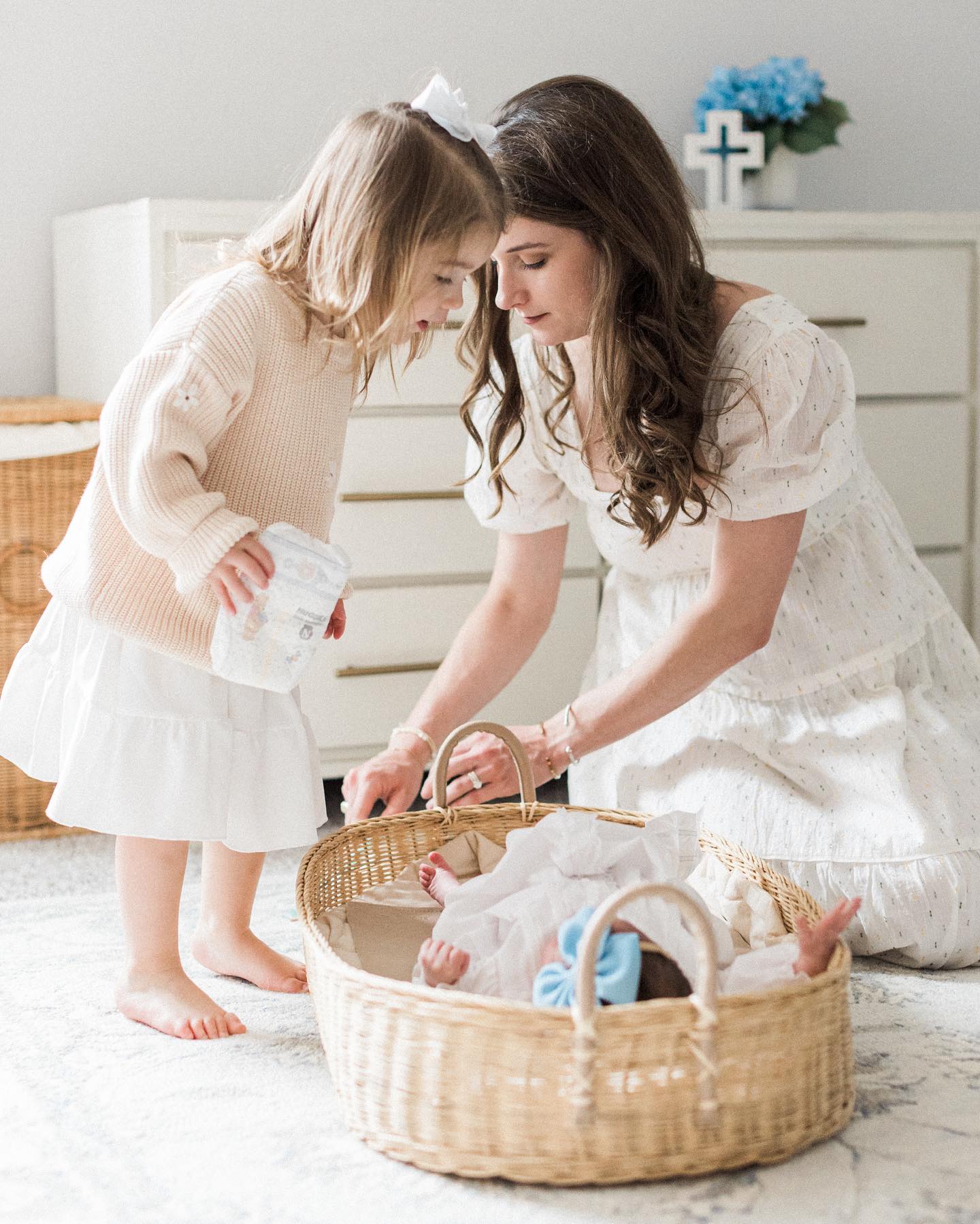 Big sister duties 💕
.
.
.
#lifestylenewborn #dallasnewbornphotographer #dfwphotographer