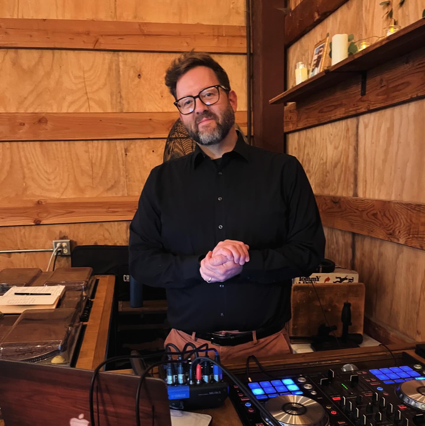 Ya boy was back at a wedding (first one of the year!!!) yesterday and wowowwo does it feel wonderful to be back!
I laughed, cried, vibed, cried some more (more on that on another post), then DJed their 3-hour dance party! A true WELCOME BACK!
Thanks to this guest for snapping the shot and send it my way!
#loveit