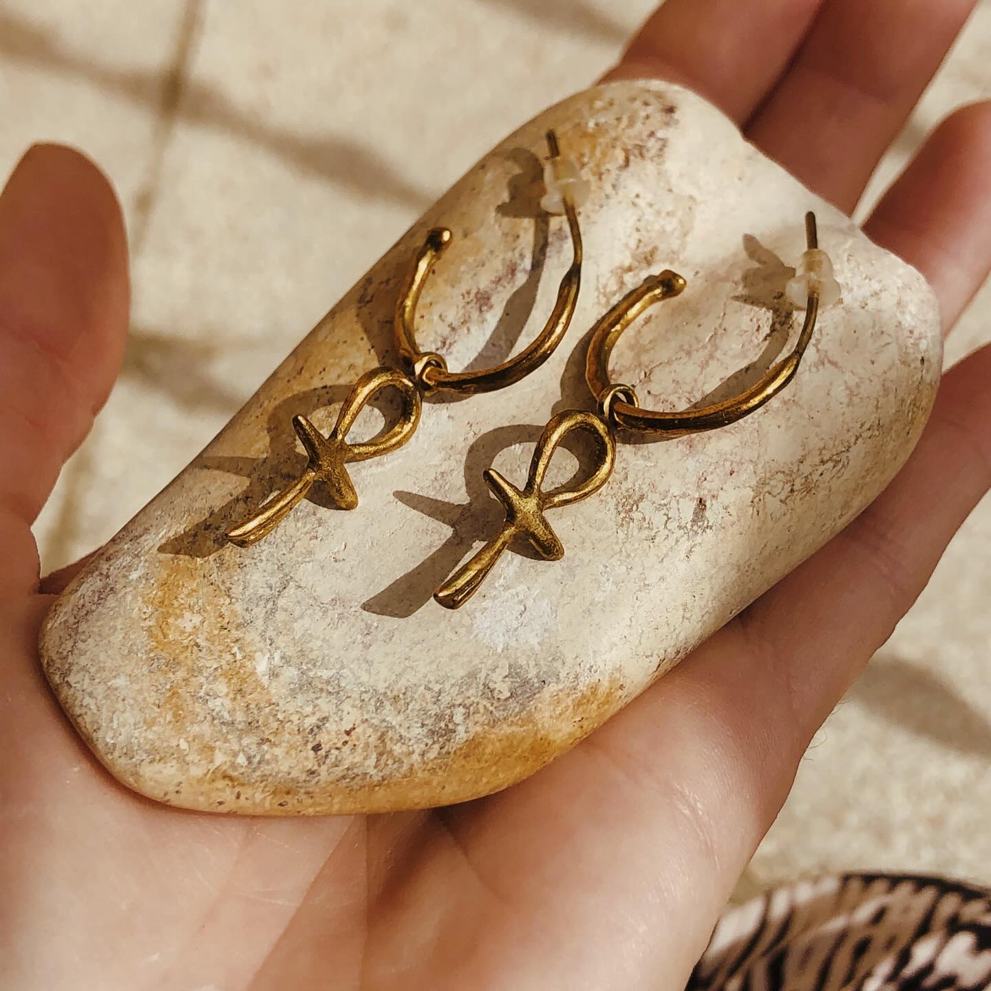 𓋹 ANKH hoops ∴
And some photos of the last week when I visited the two exhibitions in barcelona about Picasso and Miró in which I could observe that Picasso was also very interested in owls a part from women. Also I saw a Mercury fountain in which I spent ten minutes observing how the mercury fell and flowed with grace. I was also working on my own owl with a new technique that is already making my imagination fly with new designs. Danced a lot. And travelled to visit my grandfather who yesterday turned 93 years old and still makes jokes and laughs.
#jewelry#jewelrycollection#jewelrydesigner #jewellery #handmadejewelry #handmadejewellery #handmadejewelrydesign #jewelrydesign #ancientegypt#egypt #ancientjewelry #ancientinspiredjewelry #ancestralhealing #symbols#yoga#yogini #yogawoman #yogagirl #womenjewelry #yogainspiration#silversmithsofinstagram #silversmith #jewellersofinstagram #wingedsolardisk #wingedsun#divinity