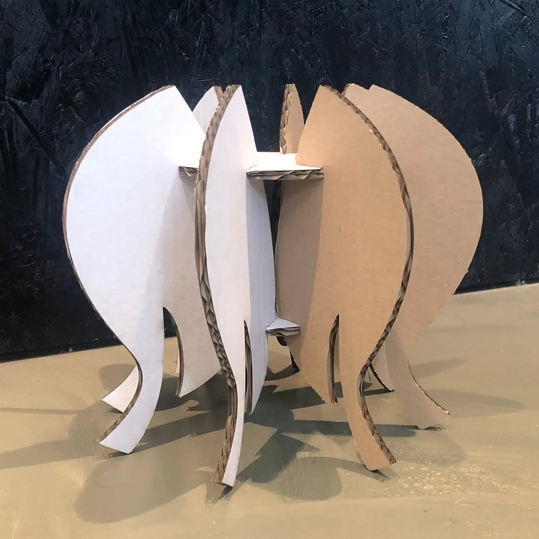 Bij StudioVO zijn we gek op het maken van proefmodellen. Hier zie je een proefje van een tafellamp. De onderdelen van karton voorzagen wij van hun vorm met onze laser.
.
.
.
#portfolio #studio_vo #graphic #design #grafisch #designer #grafischontwerper #signing #belettering #presentatie #visuals #vormgevers