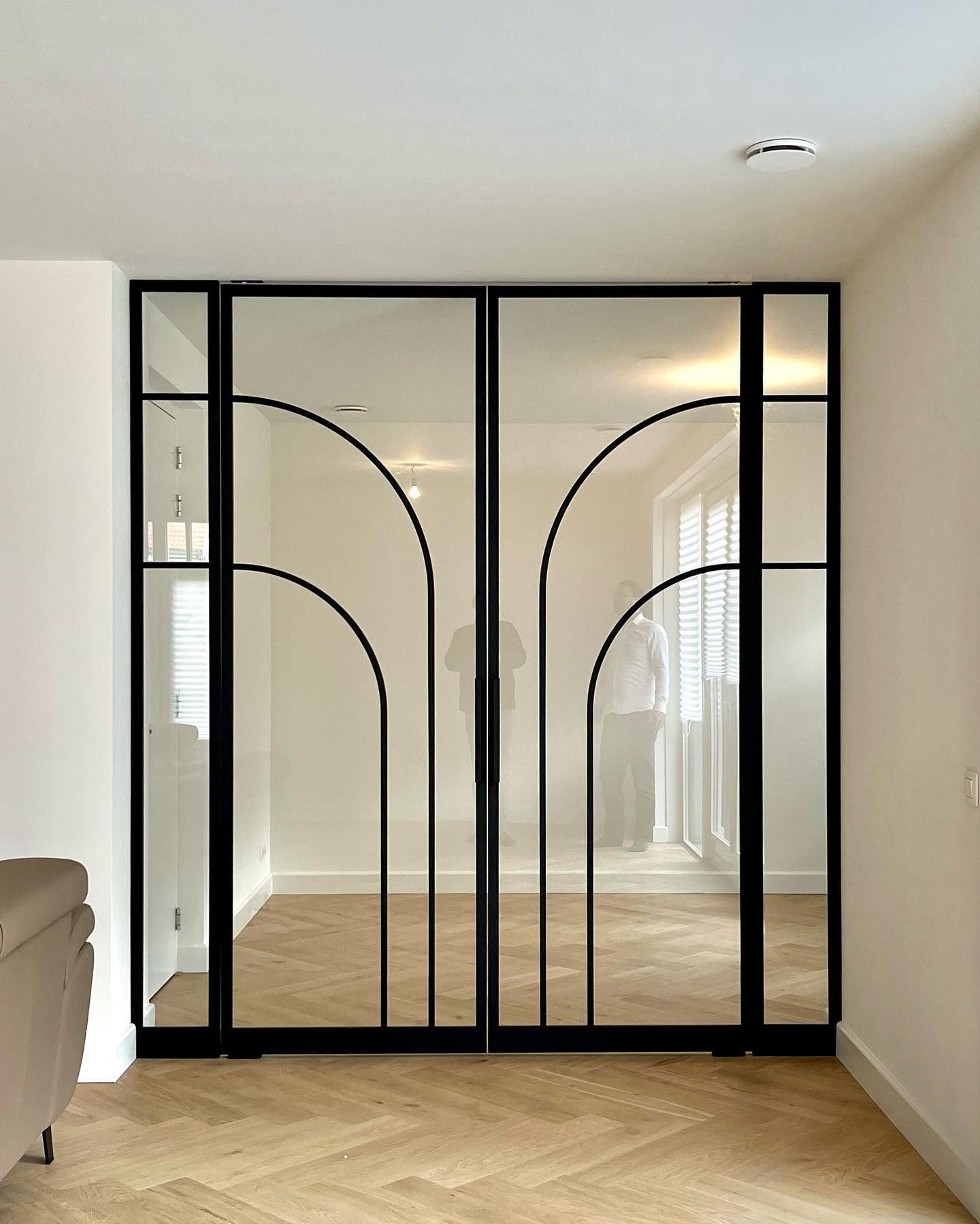 In deze woning hebben we stijlvolle Taatsdeuren geplaatst. Prachtig resultaat met een chique ronding erin gewalst!
#stalentaatsdeur #stalendeuren #stalenbinnendeuren #chique #design #theartofliving #hoefenhaag #modernevilla #homedesign #dutchdesign #wonen #wooninspiratie #luxewonen #interieurdesign #interieurstyling #strakkelijnen #stalentaatsdeuren #maatwerk #vakwerk #wesselssteelworks