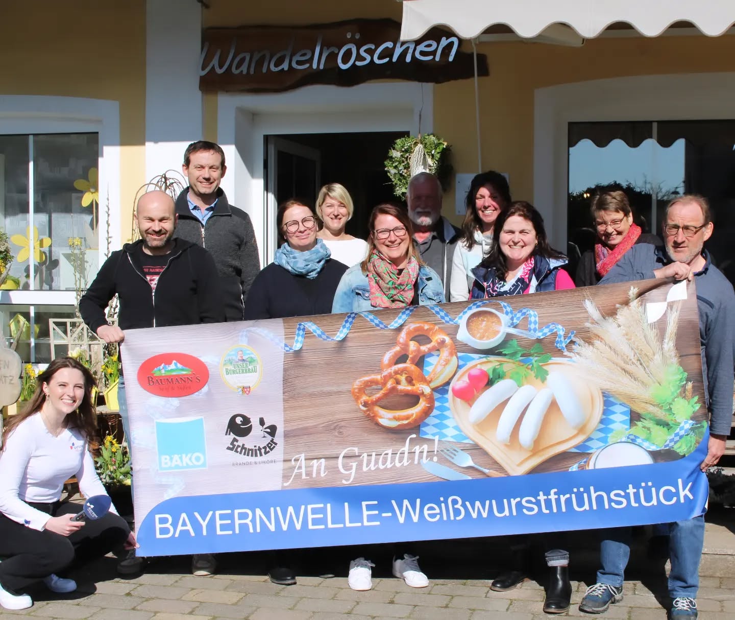 Bayernwelle Weißwurstfrühstück, heute im Wandelröschen bei unserer Rosi!
Einfach mal den Blumenladen kurzzeitig zum Weißwurst-Stammtisch umfunktioniert und los gings!
Herzlichen Dank an die Rosi und die Bayernwelle für die Einladung, den echt lustigen Vormittag!
Kann ich jedem nur empfehlen - einfach bewerben und Freitag früh Radio an!
Und zum heutigen Weltfrauentag - allen Frauen einen schönen entspannten Nachmittag und allen Männern - die passenden Blumen gäbe es beim Wandelröschen in Saaldorf!
#saaldorfsurheim #gemeindesaaldorfsurheim #bayernwelle #weißwurstfrühstück
Bild: Bayernwelle Südost