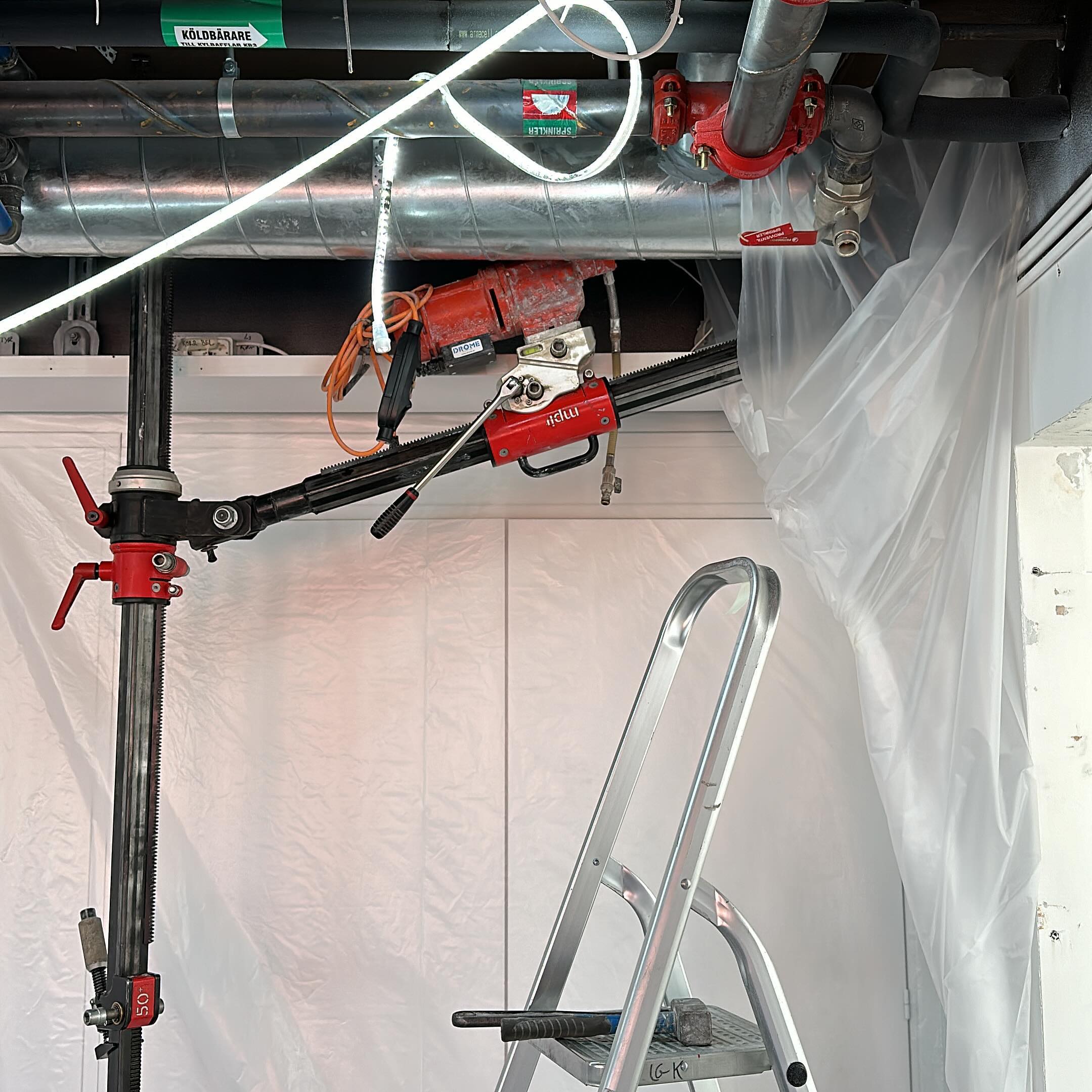 Olika höjder på taket i rummen får lösas med gradborrning för att komma över undertaket i båda rummen 👍