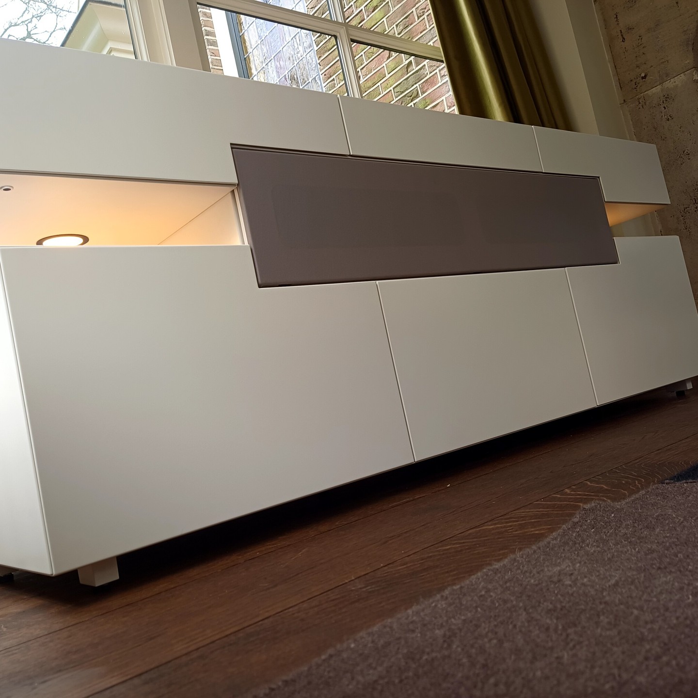 Gespoten maatwerkmeubel waarvan alle onderdelen in verstek. Voorzien van verlichting, lades, een klep met speakerdoek, 3 deuren en een bovenblad van eikenhout.
#snijdthout #maatwerkmeubels #maatwerkinterieur #verstek