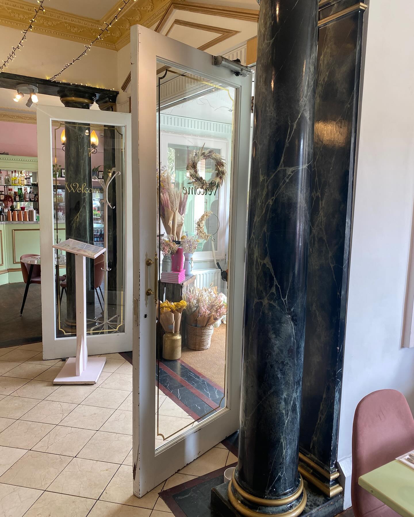 Replacement door closer on the front doors to @oeuf.cafe
The old one had failed and was leaking 🚪
#doorcloser #replacement #thehovehandyman #brightonhandyman #handymanhove #hovehandyman #replace #repair