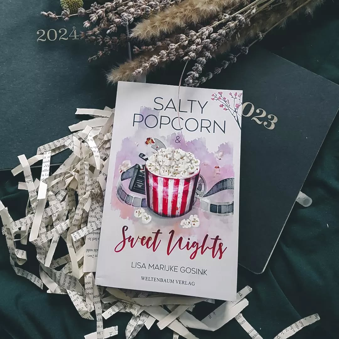 🖤🌻 Das was wirklich zählt, liegt manchmal jenseits der Oberfläche unserer Ambitionen.
Für Hannah ist das Studium in Amsterdam der große Traum, bis sie merkt, dass sie der Nebenjob im Kino glücklicher macht, als es Lehrbücher oder Vorlesungen je könnten. Dylan, der Besitzer des kleinen, an den malerischen Kanälen gelegenen Programmkinos, hat derweil mit einer schwindenden Zahl von Besuchern zu kämpfen. Die zunehmende Anziehungskraft konkurrierender Kinos macht es ihm schwer, seinen geliebten Cosmos Palace über Wasser zu halten. Gemeinsam tüfteln sie an einem Plan für die Rettung des Kinos. Vor der Kulisse gruseliger Horrorfilme, dem verlockenden Duft von frischem Popcorn und dem Nervenkitzel von Halloween-Partys beginnt Hannah zu erkennen, dass ihre Mission weit über das Kino hinausgeht.
Eine herzerwärmende Geschichte und die Erkenntnis, dass eine gemeinsame Leidenschaft die Macht hat, Leben zu berühren, Schicksale zu formen und ein dauerhaftes Vermächtnis zu schaffen, das weit über die Leinwand hinausreicht.
#debüt #popcorn #saltypopcornandsweetnights #Veröffentlichung #lisamarijkegosink #weltenbaumverlag #verlag #saltypopcornnights #writing #wannabewriter #romance #creative #author #projektpopcorn #autorin #autorenleben #cosyromance #Bookstagram #Bücher #books #bookaddict #buchliebe #bücherwurm #bookaholic #bookstagramgermany #bookishlove #bookiesupport #bookiesunited #swiftie