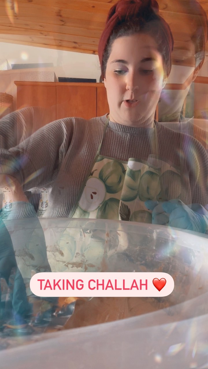 This filter describes how I feel so well
Every time it’s like a new experience all over again
This mitzvah is such a privilege, especially since I know it’s going further with you into your homes for Shabbat.
May the prayers for our hostages, soldiers, and all of our nation be answered 🙏🏻❤️
#sourdough #challah #jewishwoman #amyisraelchai #עםישראלחי