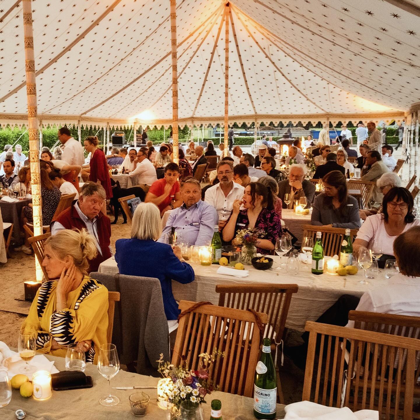 Die Zelte bieten viel Platz für euch und eure Gäste. Ob als Regen- oder Sonnenschutz, sie machen immer eine gute Figur.
Foto: @_koramedia_
#eibenhofbadsaarow #eventlocation #weddinglocation #feiernamscharmützelsee #scheunenhochzeit