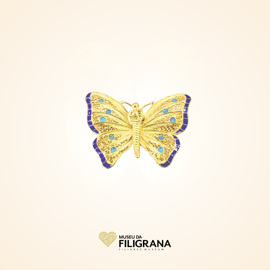 Anselmo 1910 apresenta na loja do Museu da Filigrana a pregadeira em prata dourada e esmalte.
Presenting at The Filigree Museum store the gold plated sterling silver and enamel filigree brooch.
#pregadeira #pratadourada #filigrana #borboleta #esmalte #brooch #silver #enamel #butterfly #jewelry #joalharia #tradicional #traditional #portugal