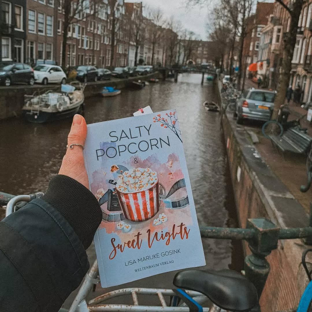 🖤🌻 Meine liebste Art von Urlaubsfotos.
Wart ihr schon mal an einem Ort an dem eines eurer Lieblingsbpcher spielt?
Immer wenn jemand aus meinem Umfeld in Amsterdam ist, verlange ich nach Bildern mit Popcorn und in diesem Fall habe ich einfach ein komplettes Fotoshooting bekommen.
Popcorn dankt. 😁🖤
#debüt #popcorn #saltypopcornandsweetnights #Veröffentlichung #lisamarijkegosink #weltenbaumverlag #verlag #saltypopcornnights #writing #wannabewriter #romance #creative #author #projektpopcorn #autorin #autorenleben #cosyromance #Bookstagram #Bücher #books #bookaddict #buchliebe #bücherwurm #bookaholic #bookstagramgermany #bookishlove #bookiesupport #bookiesunited #swiftie