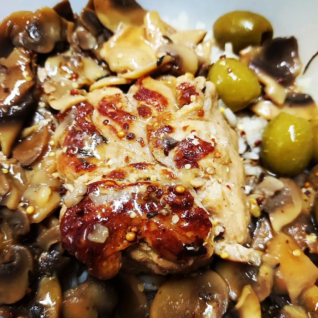 QU'EST CE QUE T'AS FAIT POUR LES VACANCES ? ❄
1. Nous on a fait de savoureuses paupiettes avec une sauce au Muscadet et au olives vertes et du riz pilaf bien parfumé 🐮
2. On a aussi fait un gourmand crumble végétarien aux légumes de saison, béchamel maison, parmesan AOP et noisettes 🌱
3. 4. Les petites gourmandises salées et sucrées pour accompagner l'atelier d'écriture @abclivre ✍
5.6.7.8.9. C'était la dépendaison de crémaillère de la boîte D. ! Ils ont à nouveau fait appel à Plume pour fêter ça avec entre autre : cheese cake salé, salade à la sauce cumin et au miel, brick de thon à la feta, tomates séchées, olives noires, plateau de crudités, brochettes de fruits à la menthe et citron vert...et plein d'autres bouchées aussi bonnes les unes que les autres ! 🎉
10. On a refait le plein de glaces et sorbets @stephane_pasco, venez découvrir de nouveaux parfums comme noisettes ou amarena, avec de véritables cerises confites ! 🍦
Courage pour la reprise !
On vous attend 😙
.
.
.
.
.
.
.
.
.
#restaurantnantes @nantescentreville #nantesmaville #recettes #traiteur #glacesartisanales #privatisation #vegetal #faitmaison #vegetarien