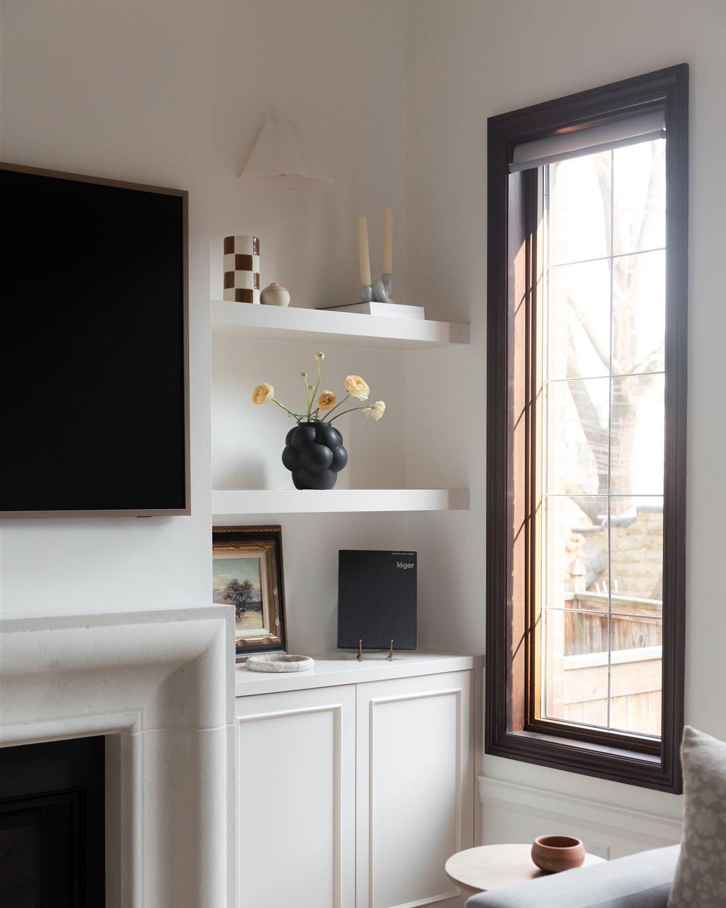 Another one from De Savery. That morning light peeking through 🤍
#familyroomdesign #homedecor #interiors #design #fireplace #shelvesdesign