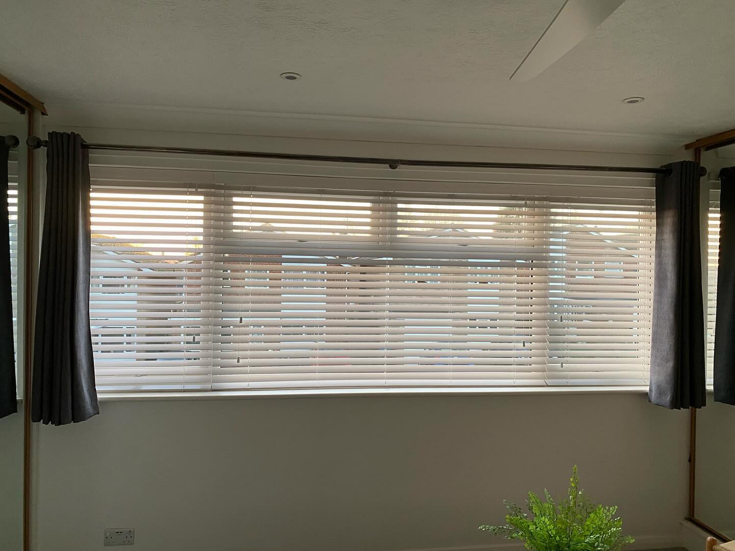 Our Blinds Complete This bedroom. Finished in White Venetian. Get in Touch Today! #hemelhempstead #chesham #hertfordshire #kingslangley #blinds #madetomeasure #homestyle #homeideas #hertforshirelife #herts #rollerblinds #venetianblinds #watford #london
