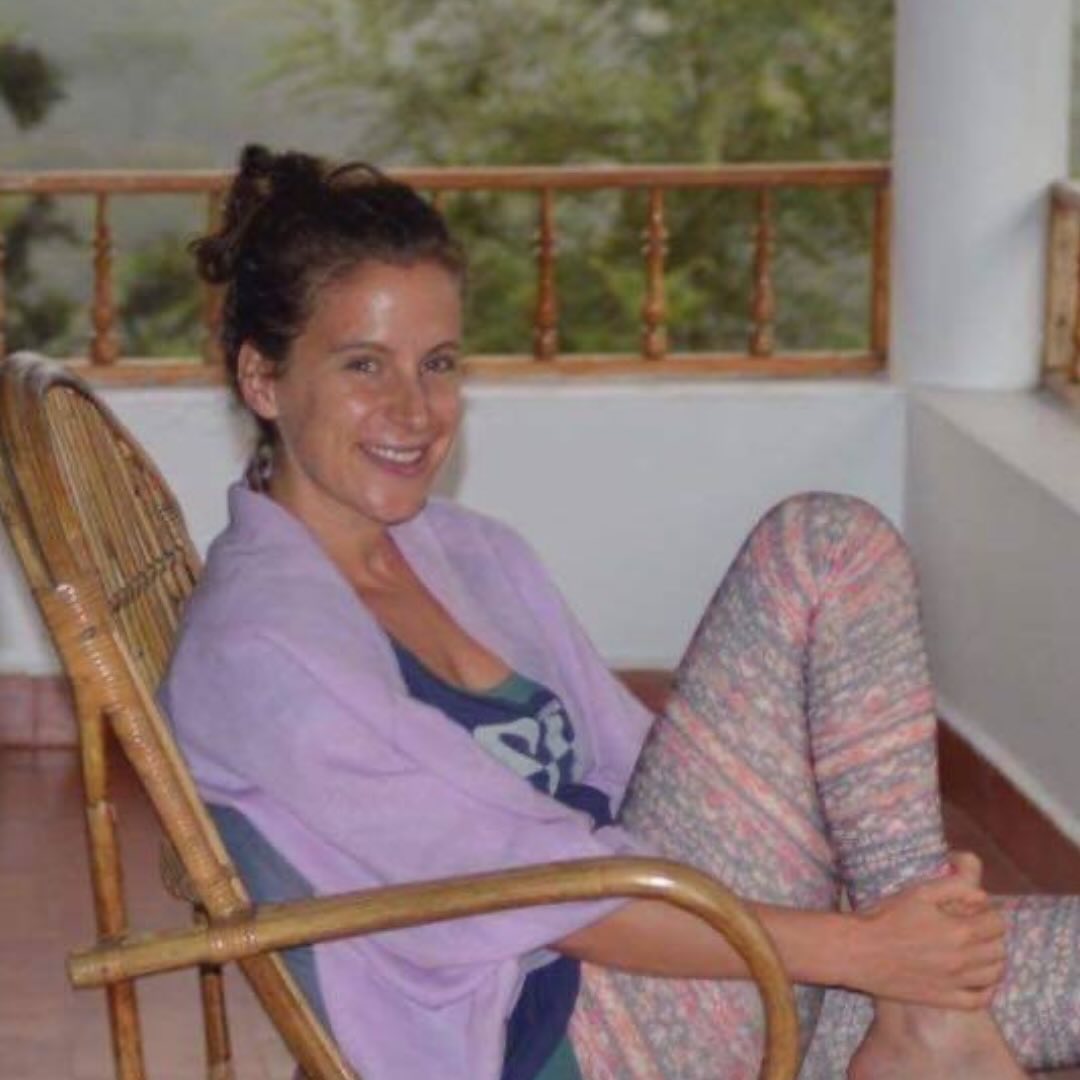 India Kerala - september 2016. Een maand na de zelfmoord van mijn vader. Ik had de reis al voor zijn dood gepland en zag geen reden om niet te gaan. India was me niet onbekend en het leek me heerlijk om weg te zijn. Het idee dat ik ‘gewoon’ thuis moest zitten vloog me aan alle kanten aan.
Een paar dagen na aankomst had ik mijn planning wel omgegooid. Daar waar ik in Zuid India vrijwilligerswerk zou gaan doen was ik een week later weggevlucht naar de bergen in Kerala voor een yoga-retraite.
Het was dat mijn moeder en mijn broer langskwamen, maar anders was ik helemaal niet teruggegaan naar het zuiden en het vrijwilligerswerk. Ik trok dat totaal niet. Na hun vertrek stond mijn reis volledig in het teken van de Himalaya’s en yoga.
Mijn vaders overlijden dacht ik in die periode wel even te kunnen verwerken. Ik had immers boeken over zelfmoord meegenomen, dus dan moest ik er wel uitkomen. Vrij naïef.
Heling kun je niet altijd plannen. Het doet verschrikkelijk veel pijn. Het is vaak harder werken dan een betaalde baan. Nachtdiensten zijn inbegrepen. En je kunt het niet stopzetten. Sterker nog, het wordt alleen maar intenser.
Heel veel mensen zitten momenteel, of zeer binnenkort, in pijn. Niet weten, onrust, leegte, stress, onzekerheid, hopeloosheid, verwarring. Dit is ook deel van een helingsproces. Iets ongrijpbaarder dan verdriet, angst of boosheid, maar het hoort er wel bij. Ik zie het als een weerstand tegen diepere pijn. En de weg door de weerstand is meestal lastiger dan de pijn zelf.
Ik zat na mijn vaders overlijden ook lang in de weerstand. Eerst had ik dat opgevuld met de reis naar India. Later met werken, sporten, eten, overmatig nadenken. En ik maar denken dat ik niet verslavingsgevoelig was….
#darknightofthesoul #heling #healing #innerlijkwerk #schaduwwerk #transformatie