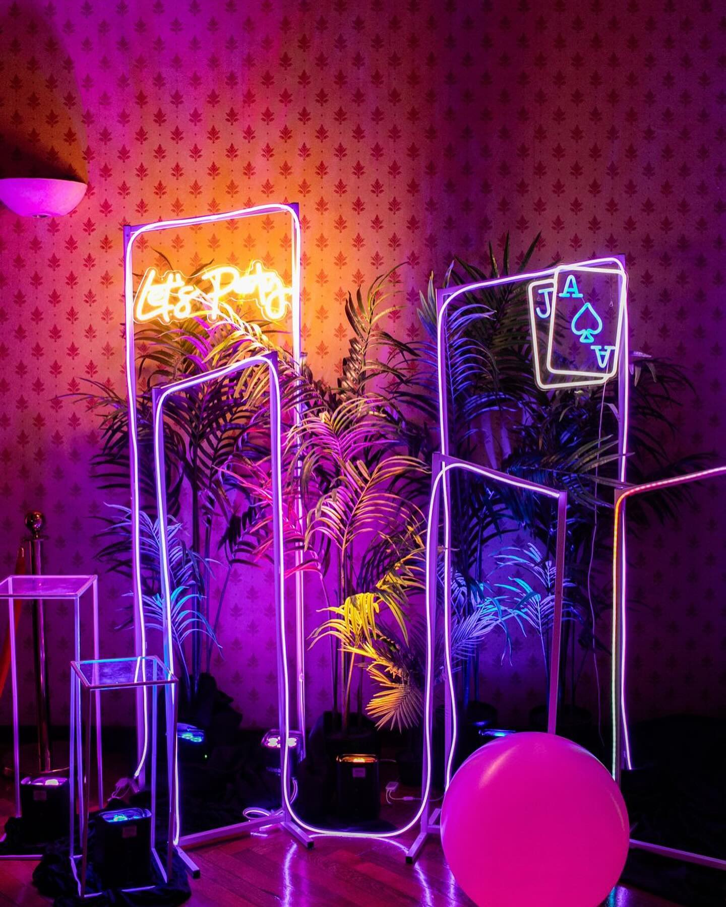 New trend, new scenography ✨
Felici di presentarvi una nuova linea di scenografie, linee geometriche a led per creare atmosfere uniche 🎉✨
Typelovers events - we create, you celebrate.
#typeloversevents #scenography #artdirection #ledlights #partylight #eventplanning #festeatema