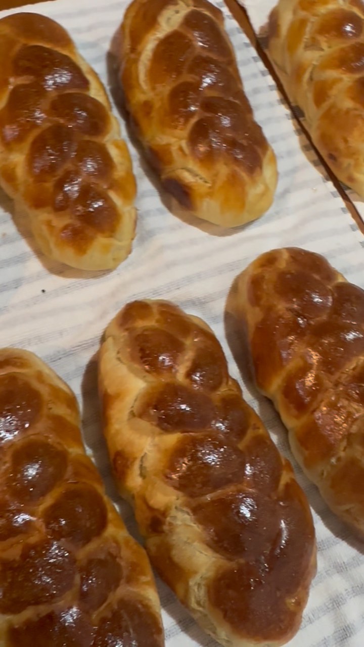 Perfect perfect perfect 😍
And if you look closely you’ll see all the imperfections, but that’s what makes it so magical. The realness.
A customer asked if I had any extra loaf of bread today and I said I did but it’s not so pretty, the score wasn’t deep enough and I was embarrassed to sell it. She said I don’t care what it looks like I love your bread! She upped her order from 2 to 3. She said you can just taste it’s homemade and real.
And that’s why I love what I do ❤️
#sourdough #sourdoughchallah #challah #jewishfood #homemade #shoplocal