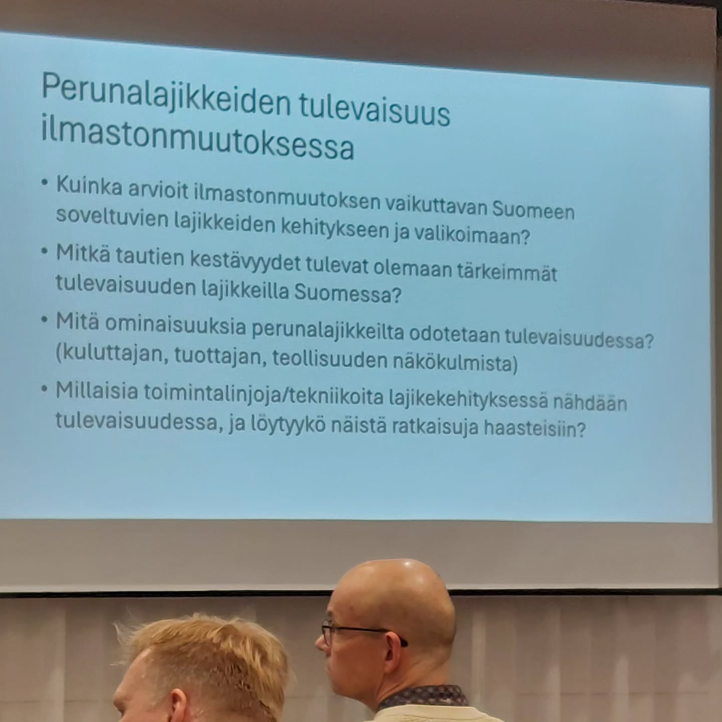 Terveiset Perunapäiviltä Oulusta! Tupa on täynnä ja tunnelma katossa😁👍. Päivän kohokohtana (?) Siemenperunatalojen paneelikeskustelu ilmastonmuutoksen vaikutuksista perunalajiketyöhön. HZPC Kantaperunaa edusti tuotantopäällikkö Outi Holappa. Tulevaisuuden haasteina mainittiin esim. ankeroiset, bakteeritaudit, perunasyöpä, moptop ja kuorirokko. Korkean satotason ja viljelyvarmuuden perään kyseltiin. Keskustelussa mainittiin muuten mielenkiintoinen True seed ja geenisakset!✂️ #talvipäivät2024 #peruna #kantaperuna #hzpc