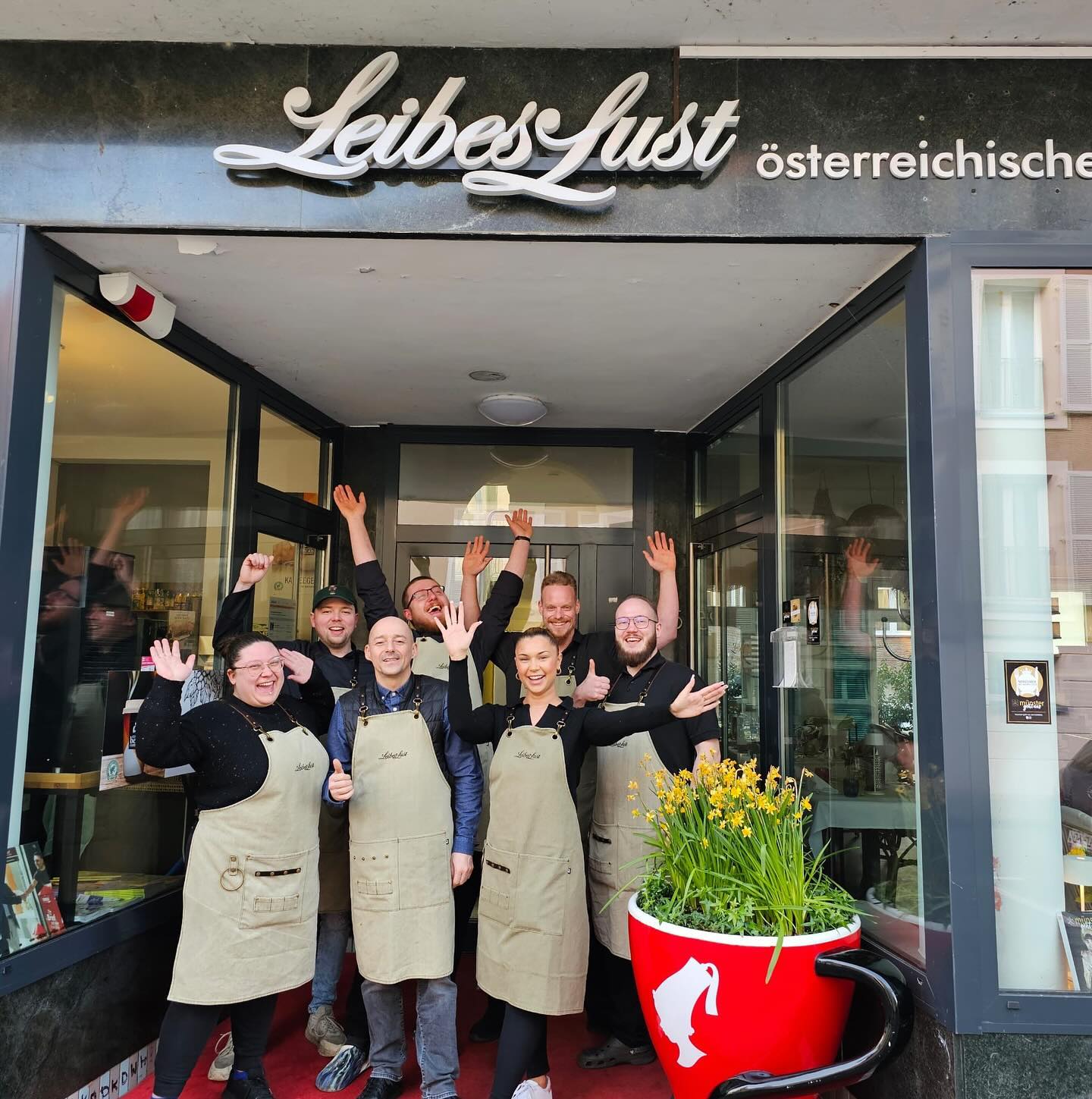 🎉 Unser Restaurant LeibesLust ist ✨„Newcomer des Jahres 2023“
Münster hat gewählt:
Das beliebte Gastromagazin “Münster geht aus” @muenster_geht_aus hat 3.600 Leser abstimmen lassen.
Wir freuen uns enorm und bedanken uns natürlich besonders bei unseren Gästen. 🙏🏼🍾🥂
Das ganze Team der LeibesLust und des Wiener Bistro
🇦🇹 Österreichische Küche, Weine und mehr
📍 Neubrückenstraße 25, Martiniviertel
📆 Reservieren über den Link im Profil
#leibeslust #leibeslustmünster #newcomer #newcomerdesjahres #münstergehtaus #österreichischeküche #münster #wienerschnitzel #2024