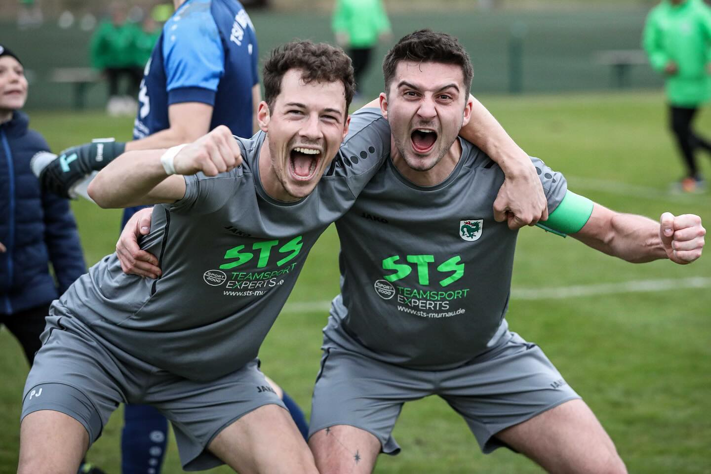 Impressionen vom Topspiel der Bezirksliga Süd. Wahnsinn, unsere Drachen ringen den ärgsten Verfolger SV Aubing mit 2:1 nieder. Dank großem Kampf und einem exzellent aufgelegtem Keeper @fabio.gnd können wir uns an der Spitze ein 6-Punkte-Polster aufbauen. Kein Grund für uns sich zurück zu lehnen. Jetzt wird richtig eng zusammen gerückt und noch härter gearbeitet um unsere Ziele zu erreichen. Auf geht’s ihr Drachen! 🐉💚 📸: @menschmayr.de