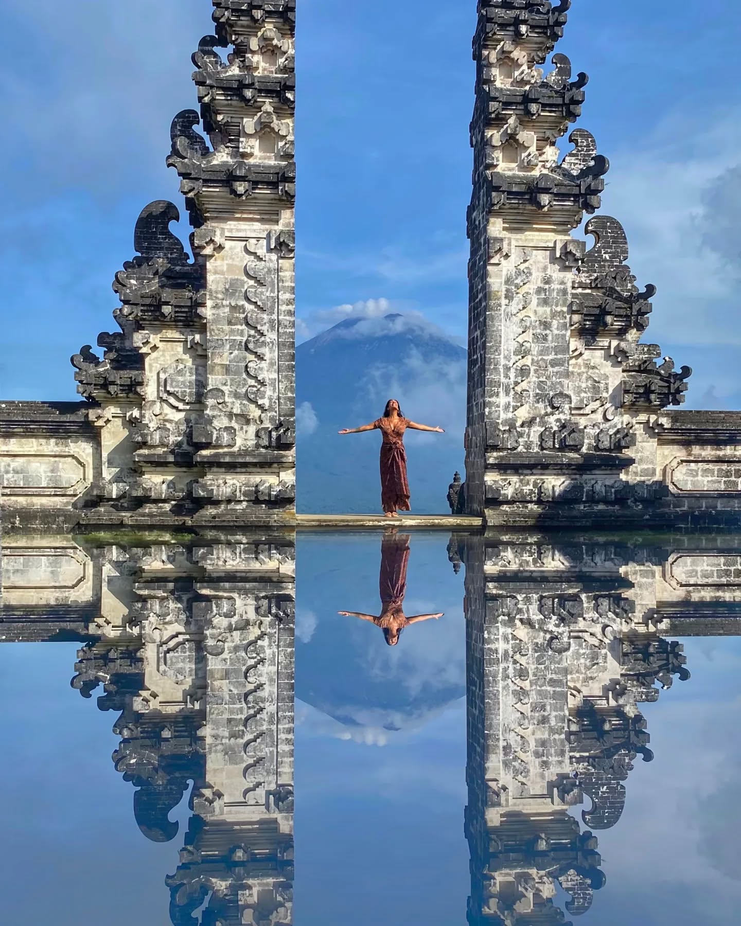 En alianza con Pame de @labrujulaviajera nos vamos a Bali en septiembre!!!
♀️VIAJE GRUPAL DE MUJERES🧘🏽♀️
Si quieres bajarle el volume a la vida ajetreada para (re) conectar contigo y descubrir una cultura que te da la mano y abre la puerta a un nuevo mundo, este viaje es para ti.
@labrujulaviajera vive en Bali y es la mejor anfitriona y tour leader para este viaje que es una invitación a descubrirte y a abrir tu mente y corazón.
👇🏽Comenta este post con tu mail o escríbemos por interno si estás interesada y libre entre el 12 y 24 de sept 💌
Mínimo 6 máximo 12!!
Y los cupos vuelan así que no la pienses tanto que te quedas fuera!!!