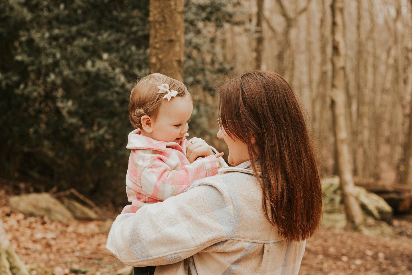 ‘To the World you are just a Mum, but to your baby you are the World’ - and boy did Harper know her Mum was her World, just look at those smiles 🥹
Absolute joy to photograph this lovely pair just in time for Mothers Day, Laura & Harper. Although it felt more like an Autumn shoot than Spring though🤣
So many smiles and natural moments caught, can’t wait to see you both again 🤍
Happy Mothers Day to all my lovely Clients, Family & Friends 💐