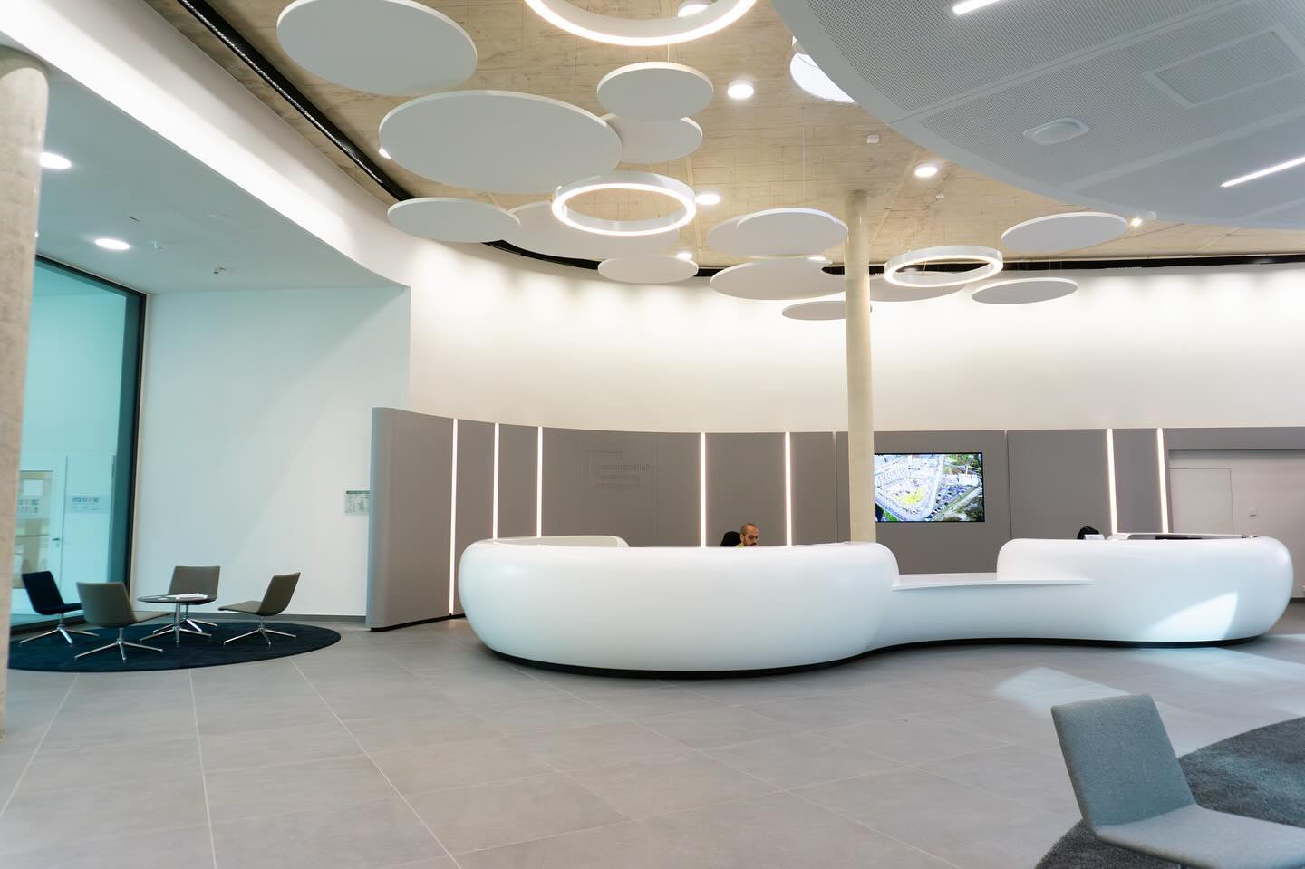 Das Foyer der KVNO 👀
#kassenärztlichevereinigungnordrhein #köln #neubau #architektur #design #foyer #welcome