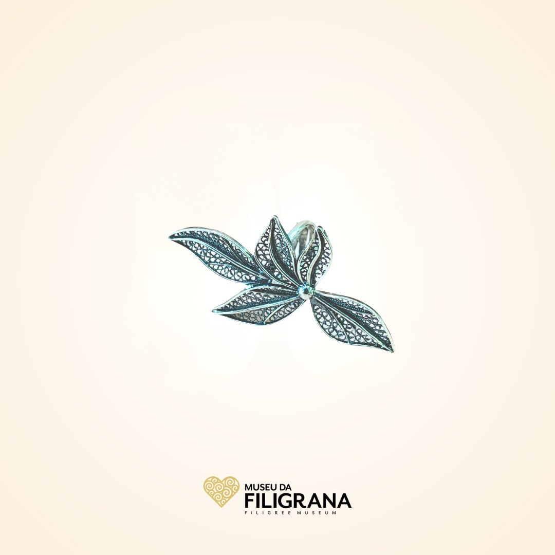 Anselmo 1910 apresenta na loja do Museu da Filigrana o anel de filigrana em prata.
Presenting at The Filigree Museum Store the sterling silver filigree ring.
#anel #prata #filigrana #folha #manual #ring #silver #filigree #leaf #handmade #portugal #jewelry
