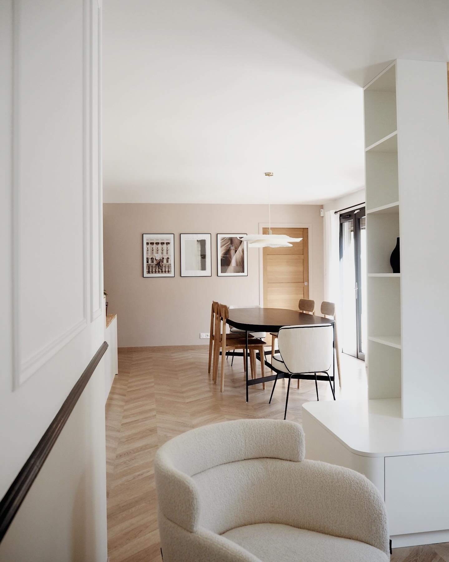 Après/Avant - Projet VINCI
.
Cette transformation était axée sur la création d’une pièce de vie fonctionnelle et bien optimisée, avec des espaces clairement définis pour répondre aux désirs de mes clients, Camille et Damien.
Voici ce que je leur ai proposé :
- Réorganisation des espaces : J’ai repensé la disposition pour optimiser la fonctionnalité et la circulation.
- Solutions de mobilier sur mesure : J’ai conçu des pièces de mobilier sur mesure pour maximiser le rangement et diviser harmonieusement le salon de la salle à manger.
- Propositions d’aménagement et de décoration détaillés : Des couleurs de peinture aux matériaux, j’ai fourni des plans complets pour chaque centimètre de l’espace, garantissant une atmosphère cohérente et accueillante.
J’ai mis toute ma créativité et mon attention aux détails dans chaque aspect de ce projet, et je suis ravie du résultat. Un immense merci à Camille et Damien de m’avoir permis de transformer leur intérieur et d’avoir si bien mis en oeuvre l’ensemble du projet!
Avec l’arrivée imminente de quelques derniers objets de décoration et de mobilier, ce projet atteindra la perfection tant recherchée.
Chaque détail compte et nous sommes impatients de voir comment ces touches finales ajouteront encore plus de charme et d’harmonie à cet espace déjà métamorphosé.
Restez à l’écoute pour les mises à jour finales et les clichés du projet achevé !
.
Donnez vos impressions sur ce « avant/après » en commentaire, cela fait toujours plaisir! 😁
.
.
.
#DesignIntérieur #Au50bis #Décorationinterieur #Décoratricebordeaux #architecteinterieur #MobilierSurMesure #RénovationIntérieure #SatisfactionClient #InspirationIntérieure #InteriorDesign #yesnvgallery