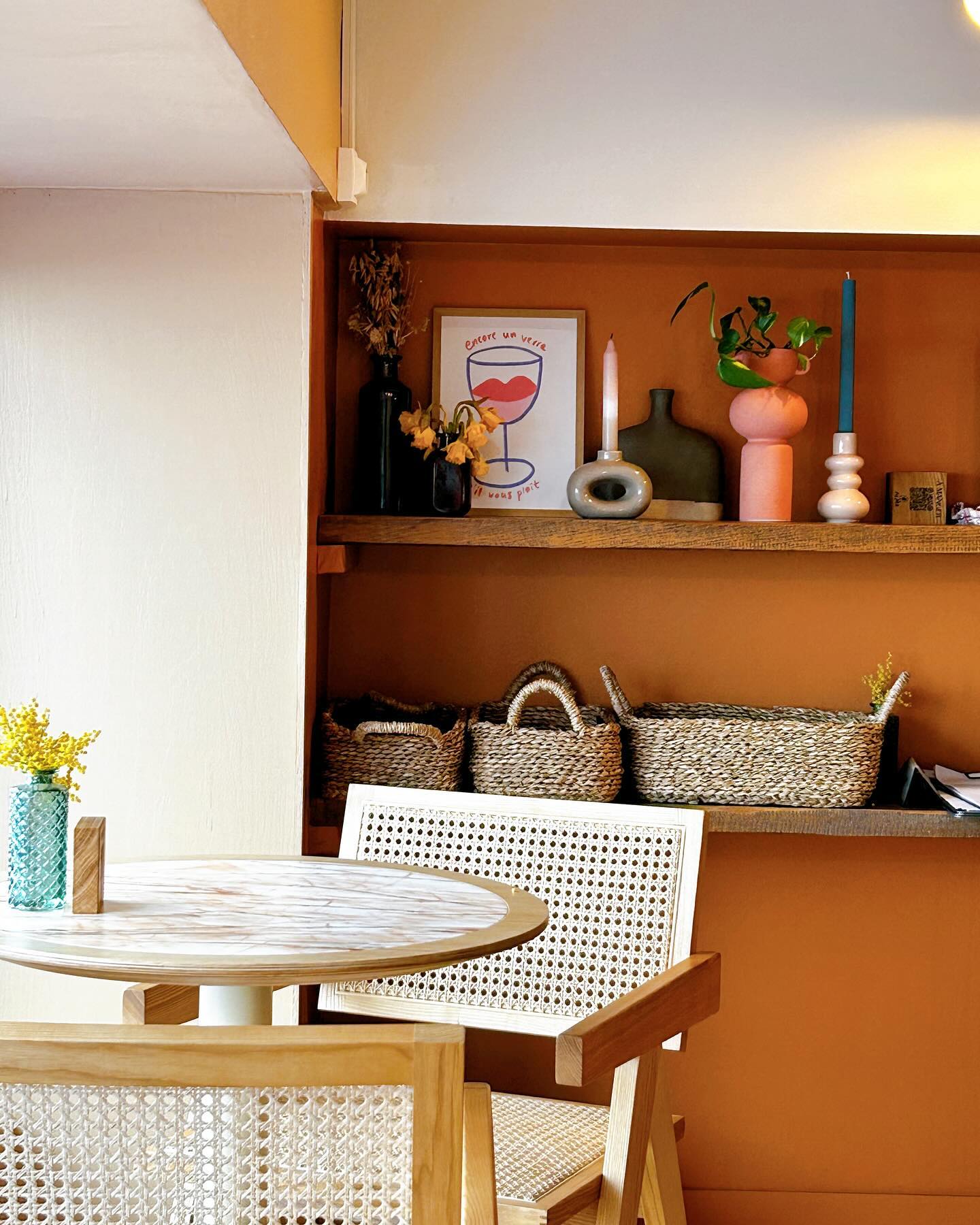 Découverte d’une nouvelle pépite qui vient d’ouvrir à @lessablesdolonne sur le remblais avec vue mer 🌊. Un restaurant qui propose de la cuisine méditerranéenne. Je vous montre dans le prochain post le délicieux goûter que nous avons pris le weekend dernier 😉
Vous avez envie de tester ? Rendez-vous à @alma_lessables
#nouveauté #restaurant #resto #lessablesdolonne #lessablesdolonnetourisme #vuemer #cuisinemediterraneenne #mediteranée #vendée #ugccreator #ugcexample #ugcphotography