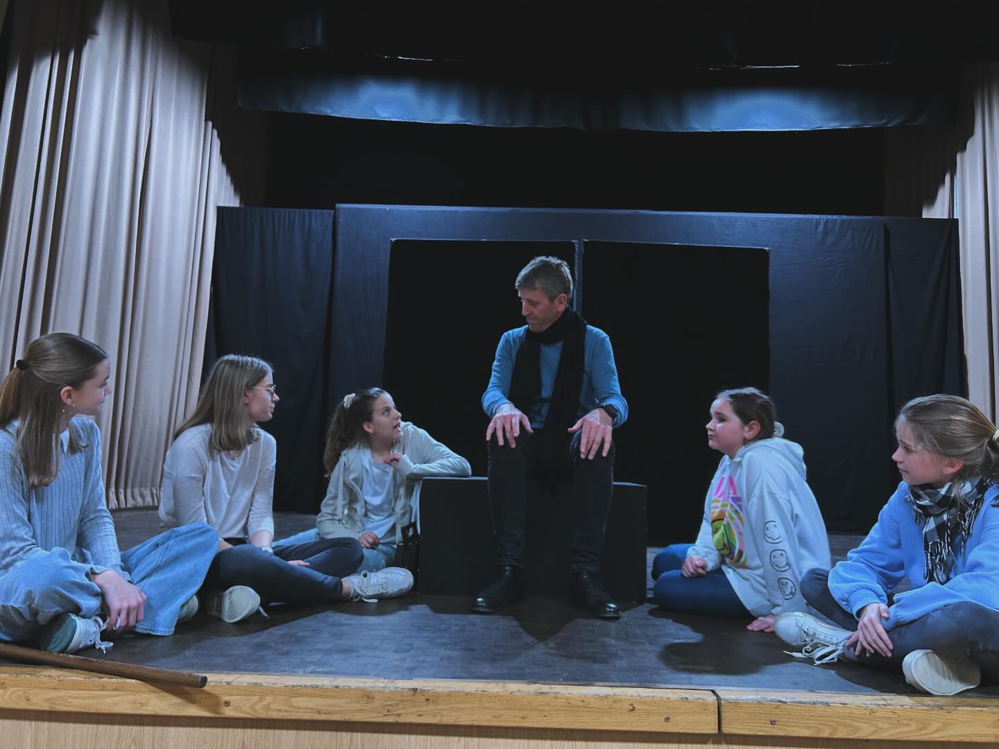 Über was reden die Damen und der Herr nur? Findet es selber heraus! Reserviert euch jetzt online eure Tickets für „Momo“ https://www.riesentheater.at