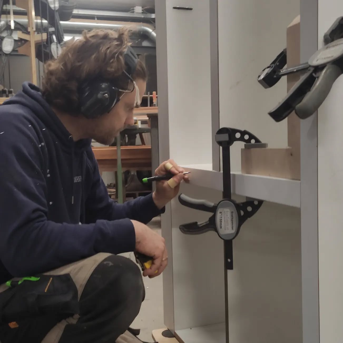 Bouwen aan een #ensuitekast.
#interieurbouw #kastopmaat #meubelmaker #kastenbouwer #tailormadefurniture #snijdthout #snijdthoutkast